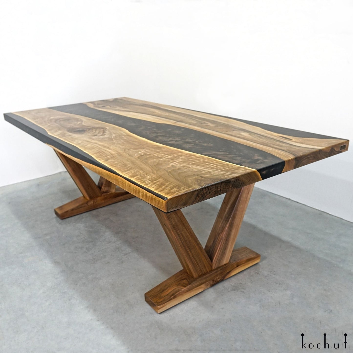 Zimt — Esstisch aus Holz und Epoxidharz