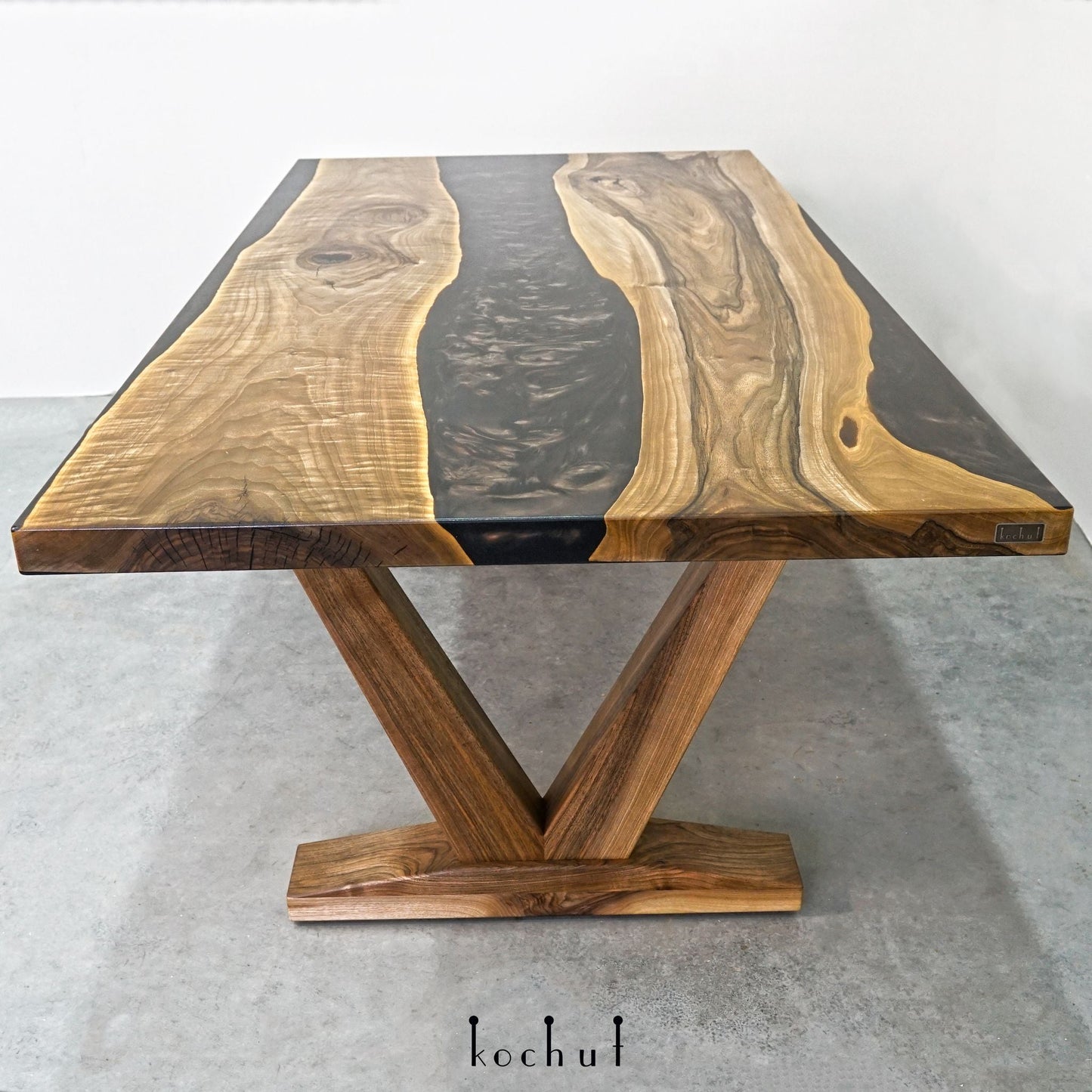 Zimt — Esstisch aus Holz und Epoxidharz