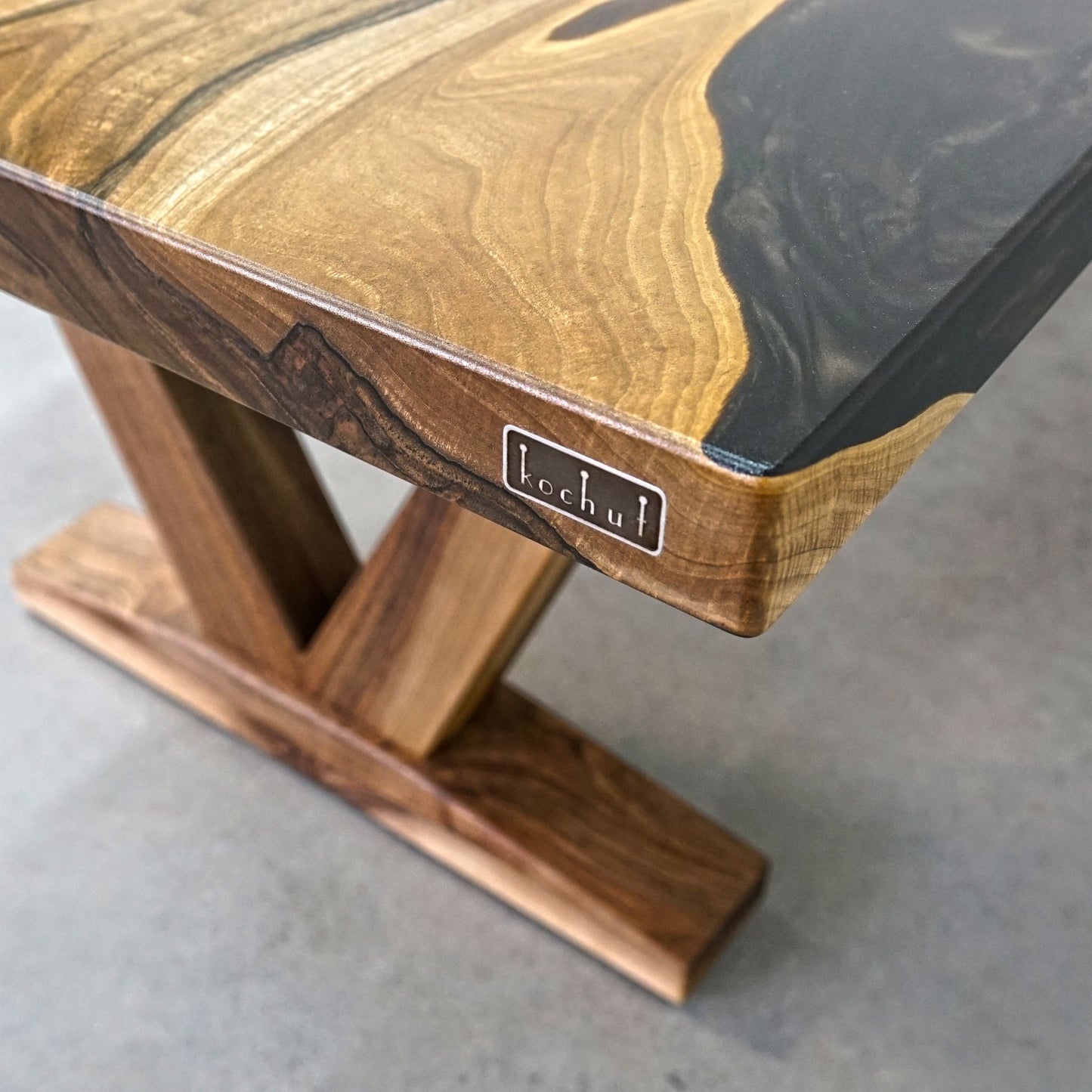 Zimt — Esstisch aus Holz und Epoxidharz