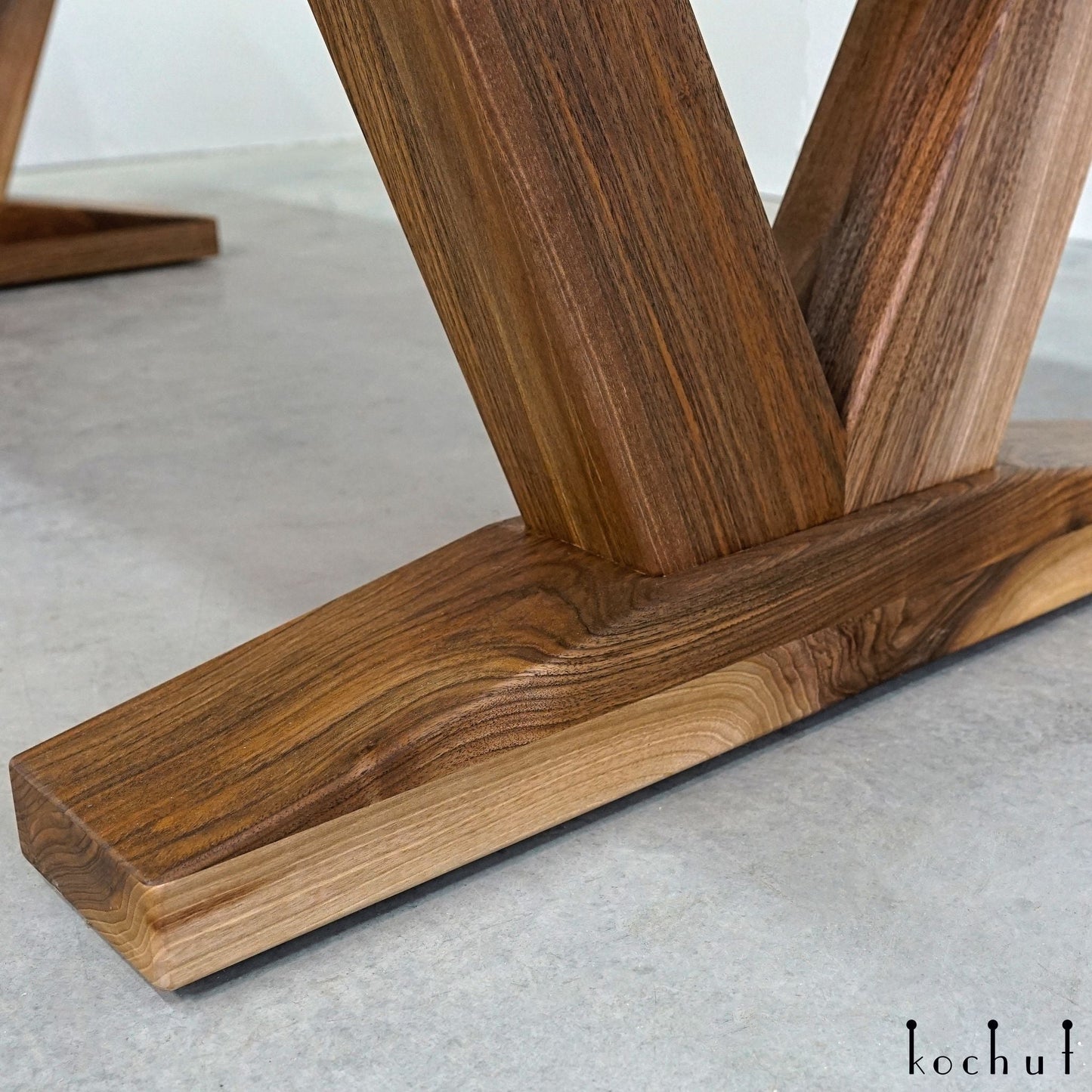 Zimt — Esstisch aus Holz und Epoxidharz
