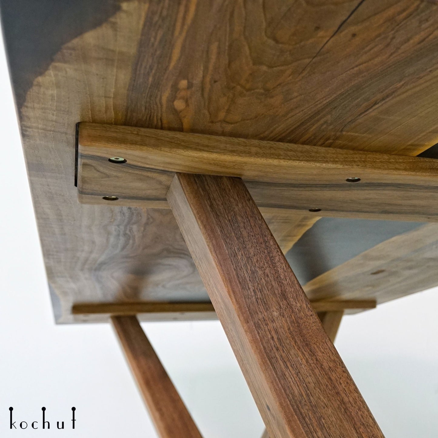 Zimt — Esstisch aus Holz und Epoxidharz