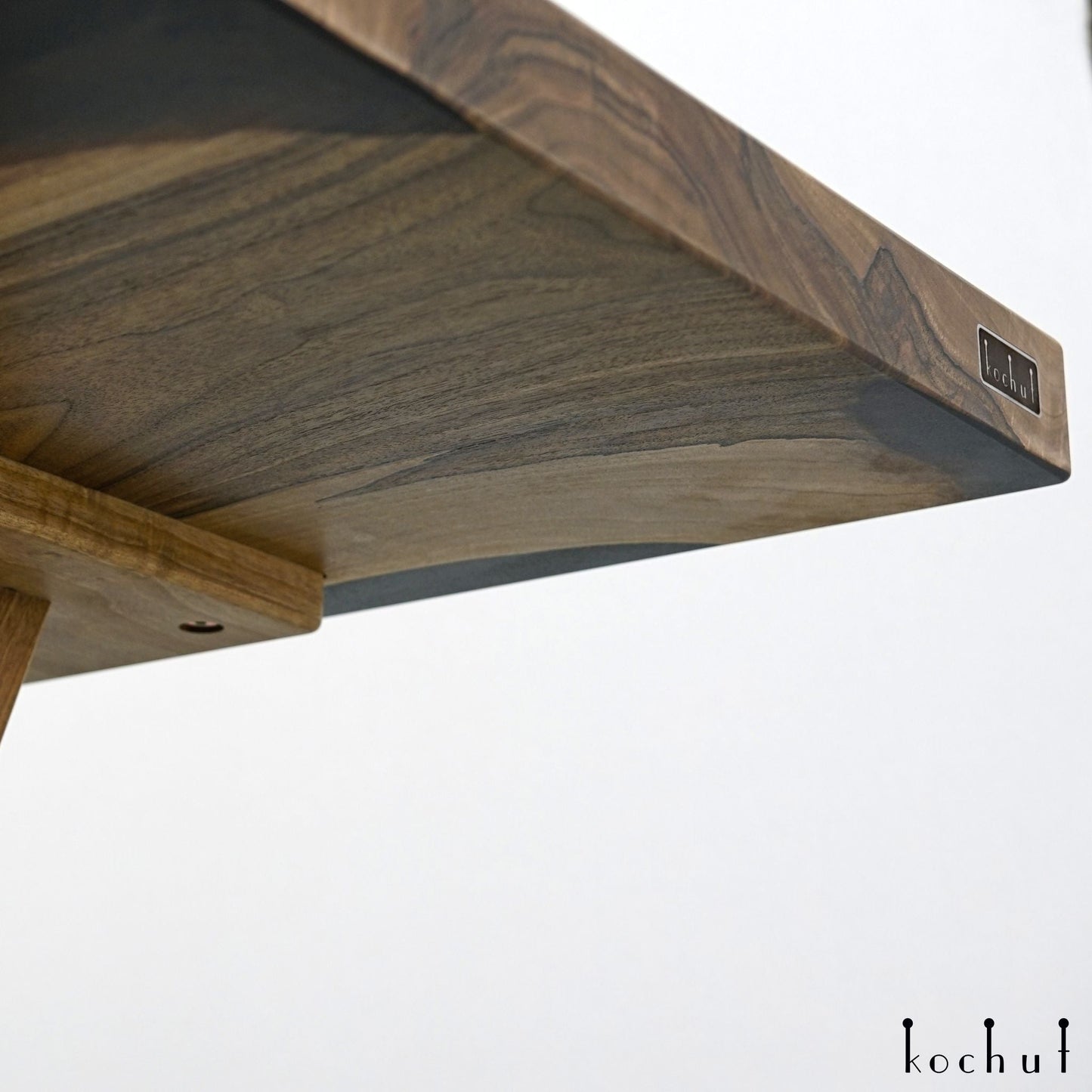 Zimt — Esstisch aus Holz und Epoxidharz