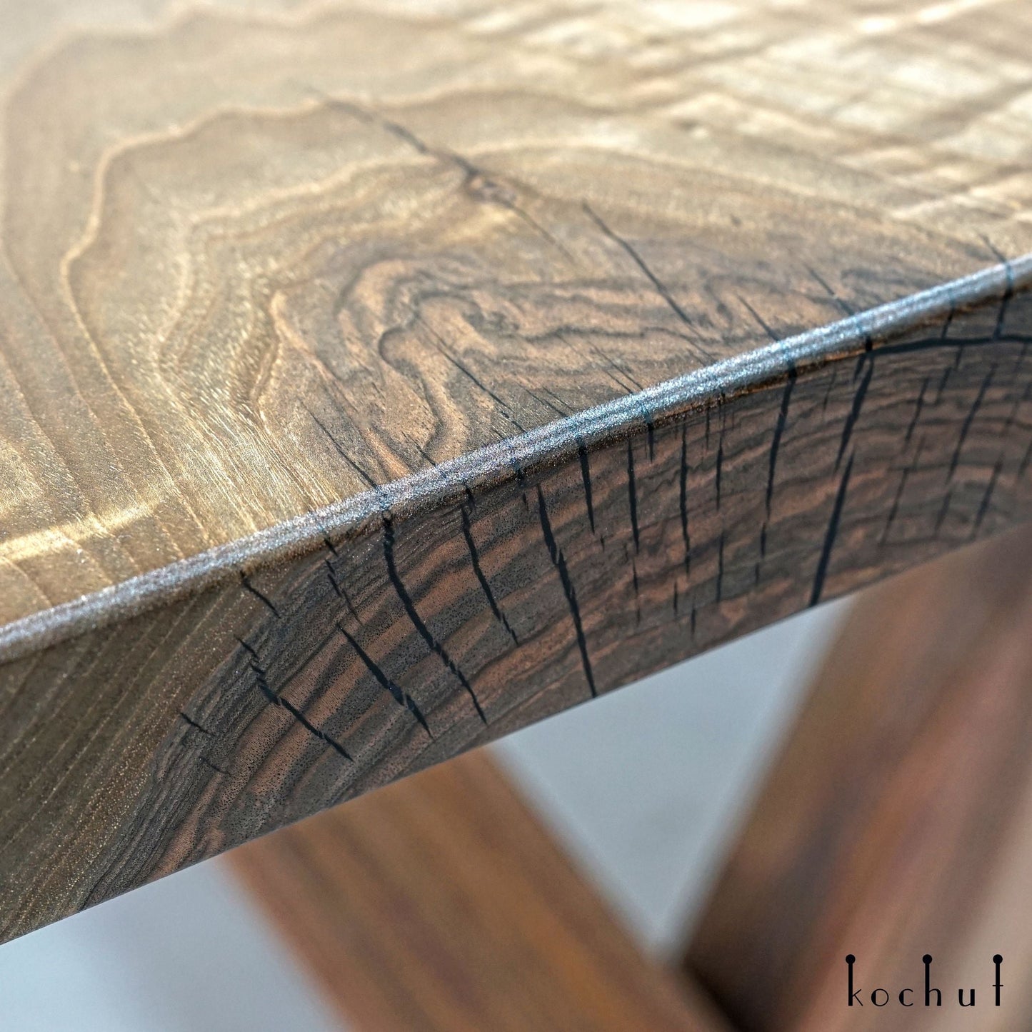 Zimt — Esstisch aus Holz und Epoxidharz