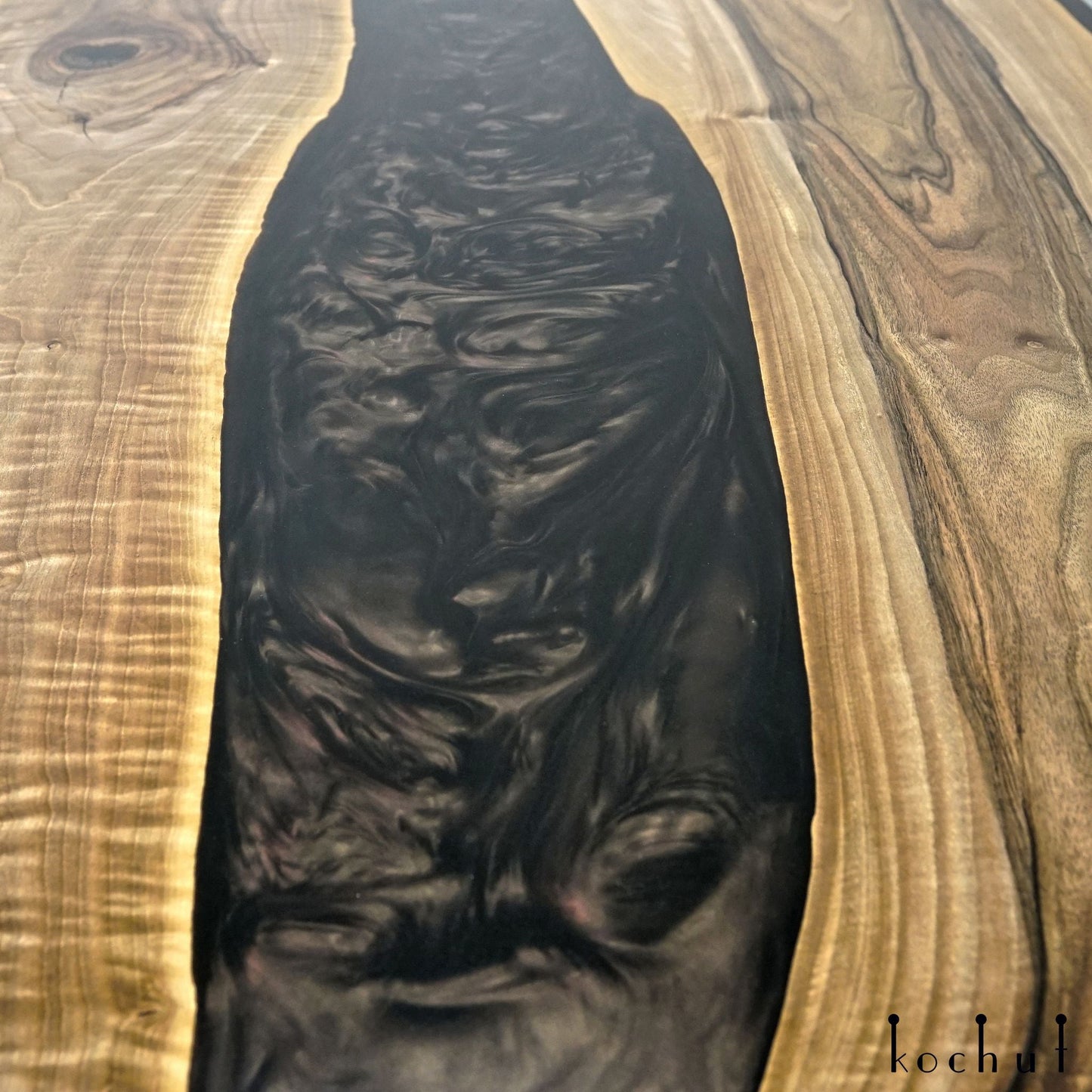 Zimt — Esstisch aus Holz und Epoxidharz