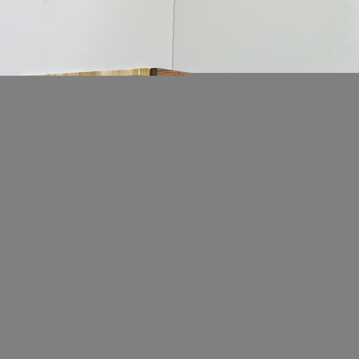 Koriander — Holz- und Epoxidharz-Schrank