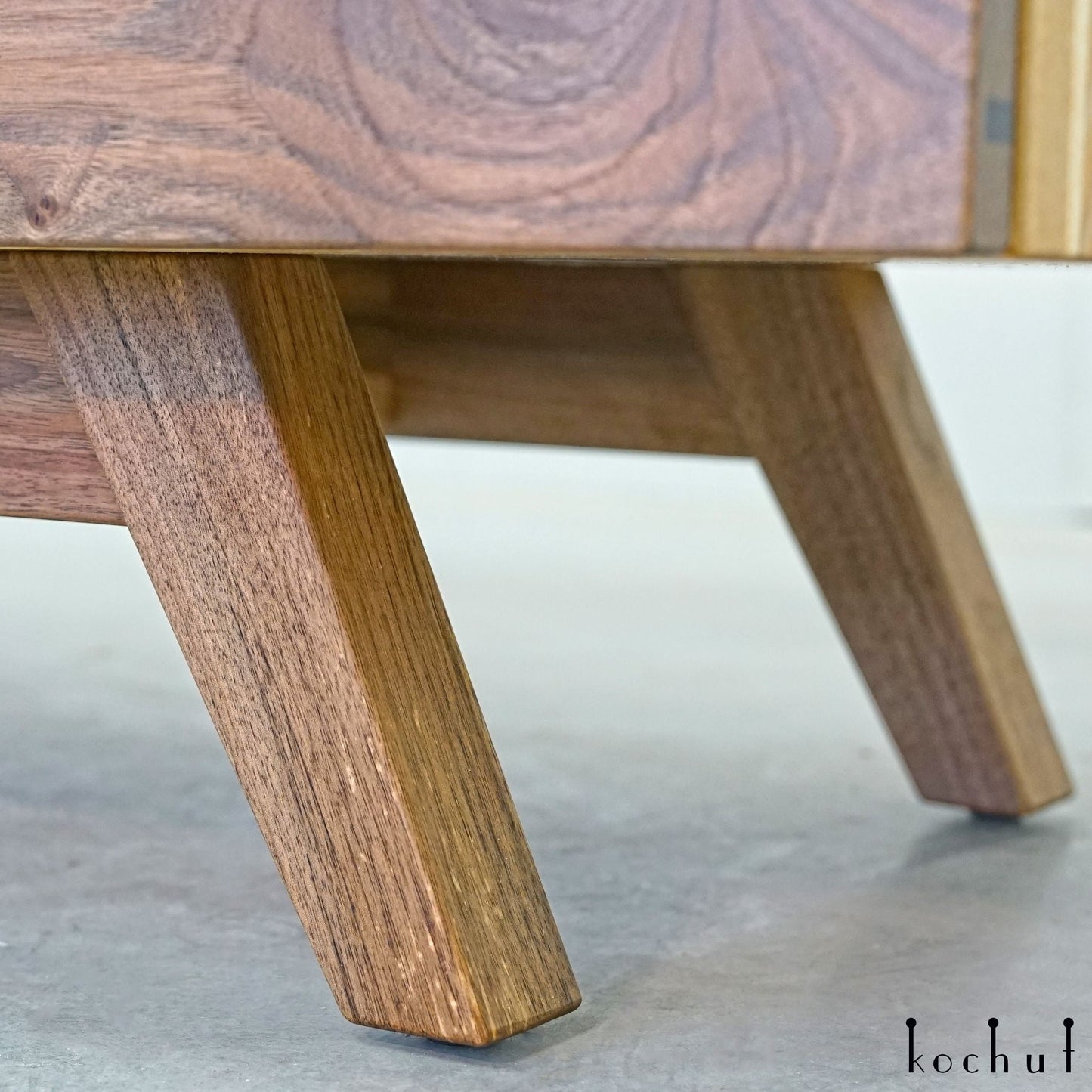 Koriander — Holz- und Epoxidharz-Schrank