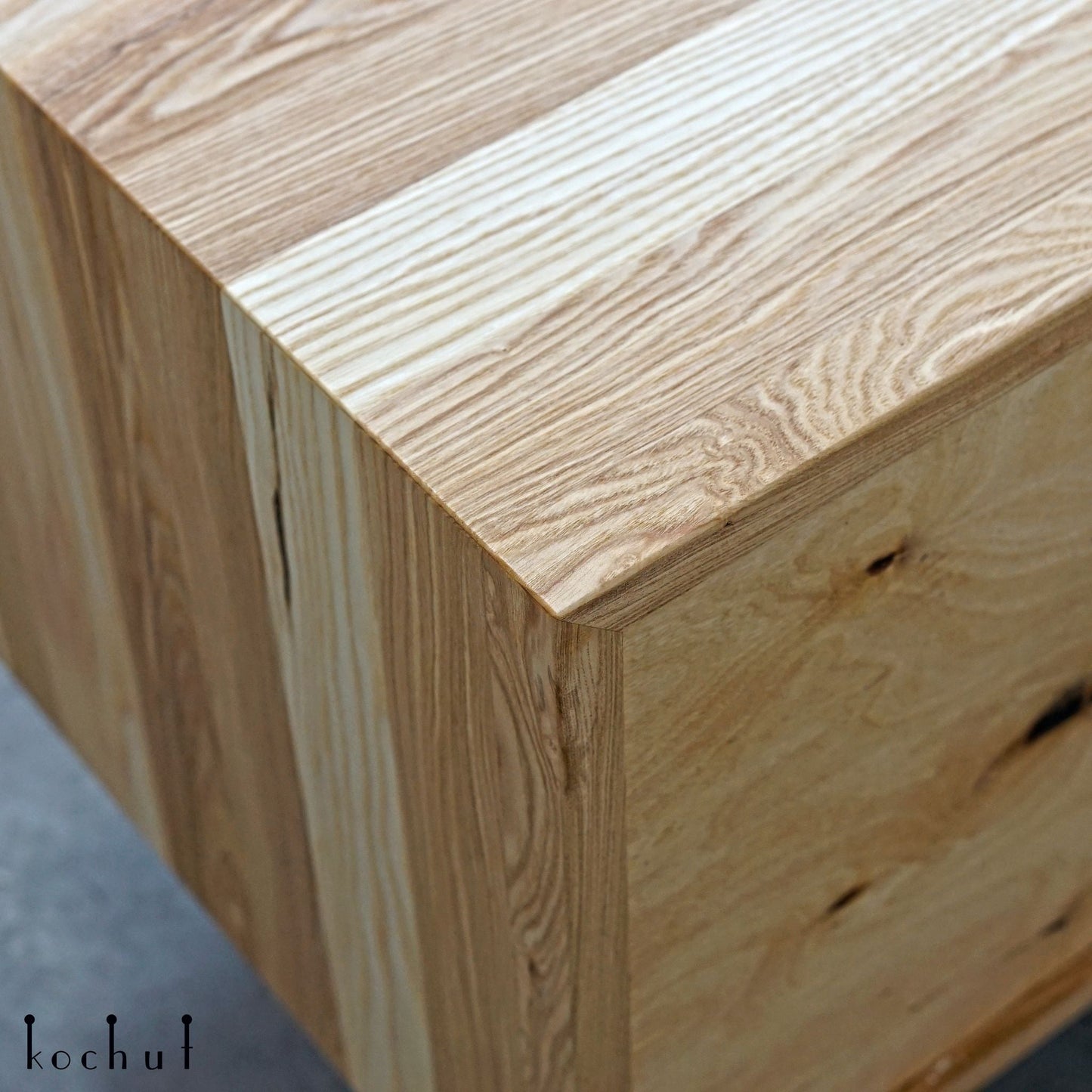Koriander — Holz- und Epoxidharz-Schrank