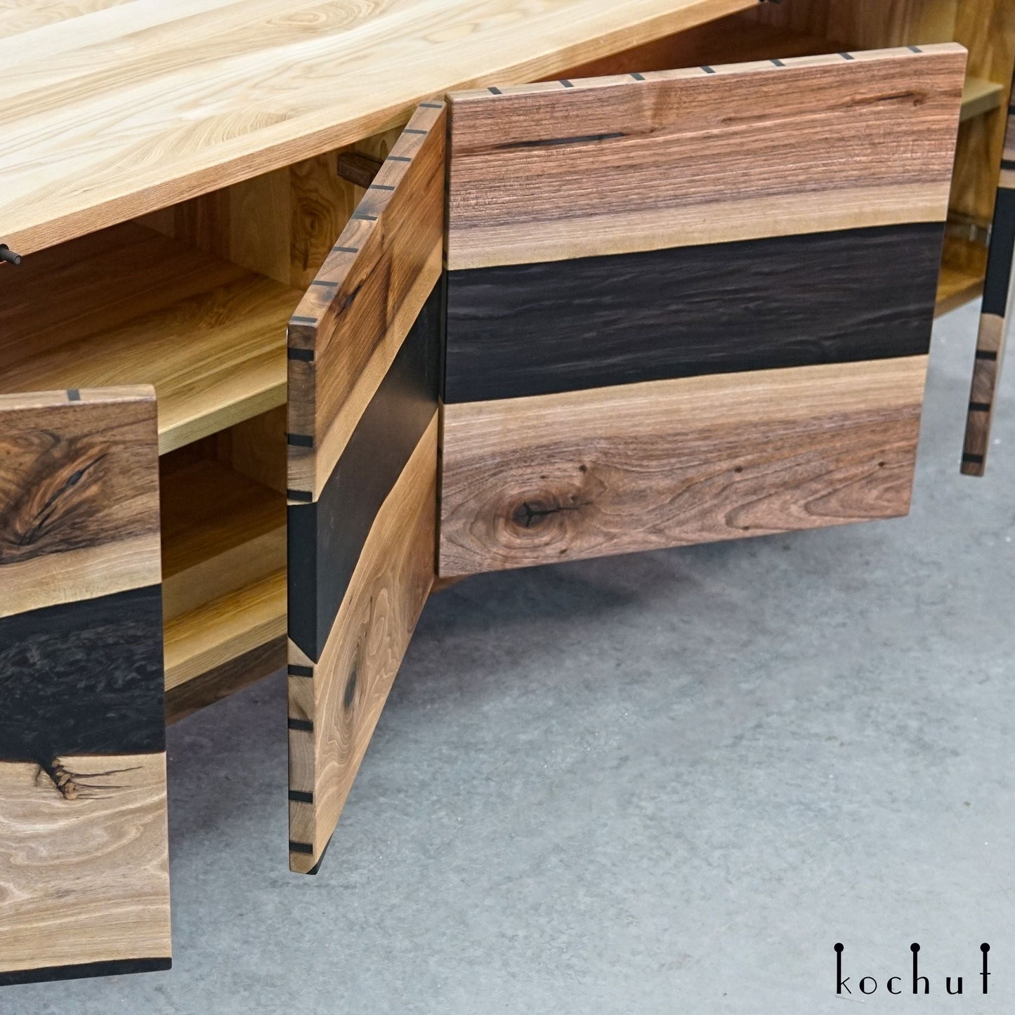 Koriander — Holz- und Epoxidharz-Schrank