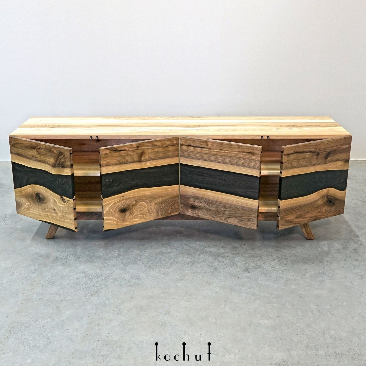 Koriander — Holz- und Epoxidharz-Schrank