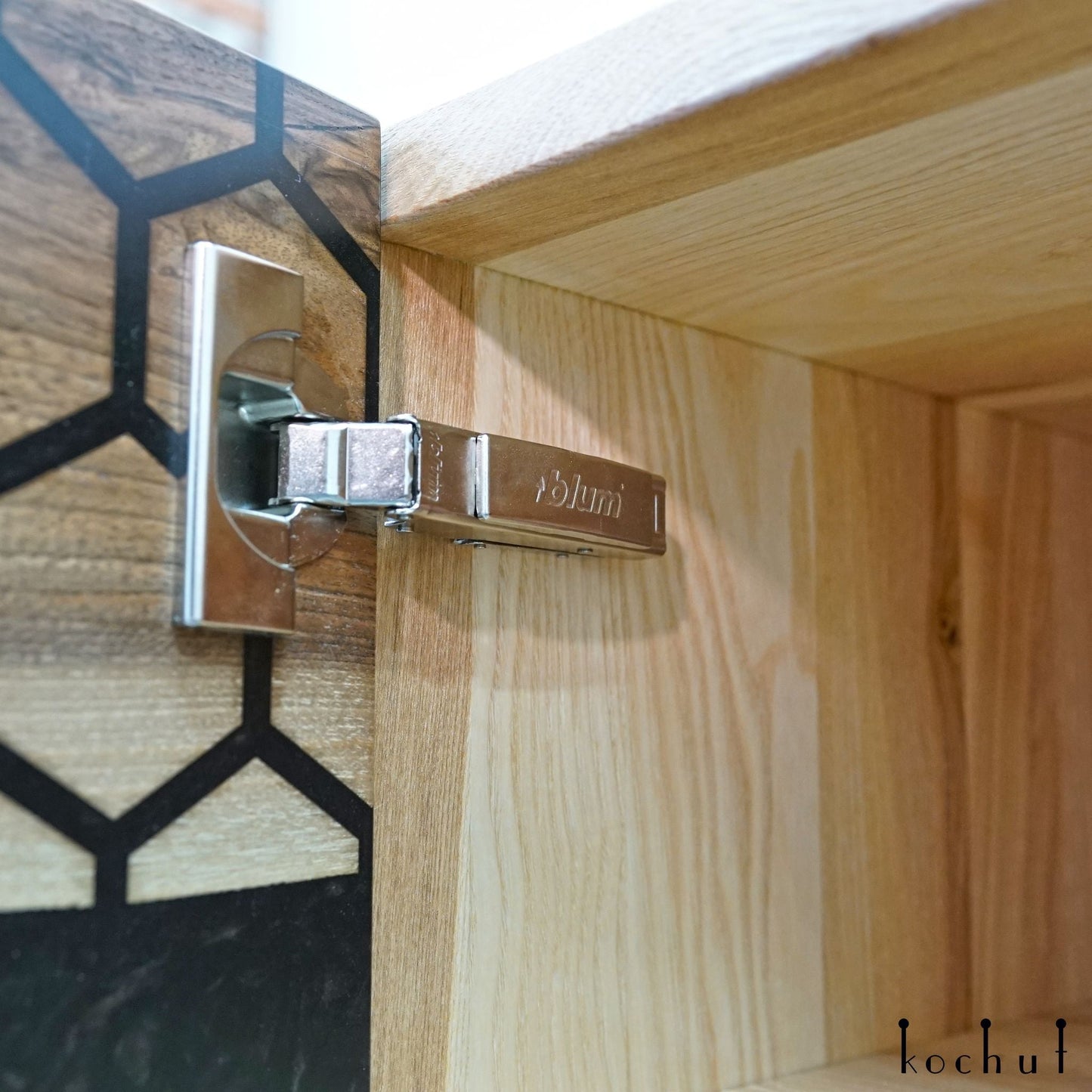Koriander — Holz- und Epoxidharz-Schrank