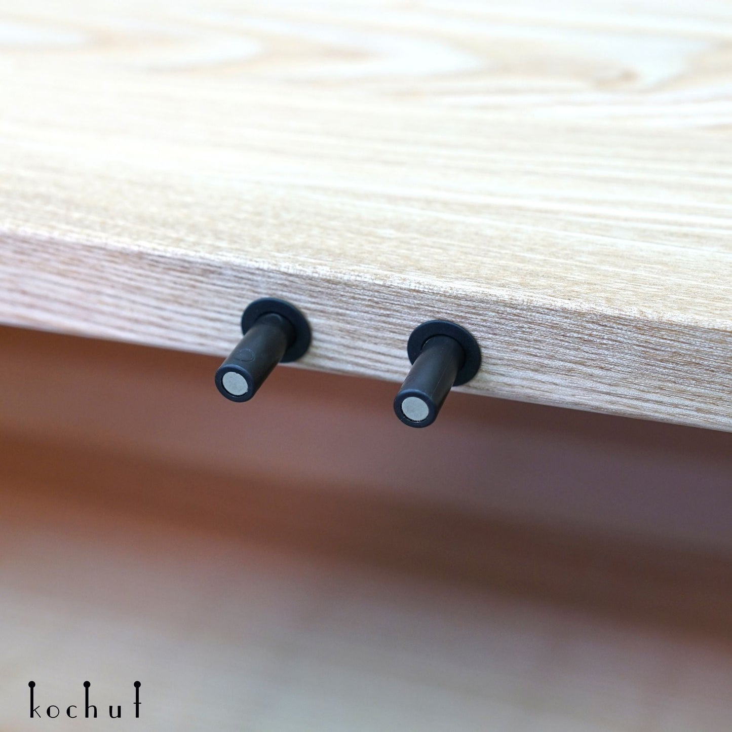 Koriander — Holz- und Epoxidharz-Schrank