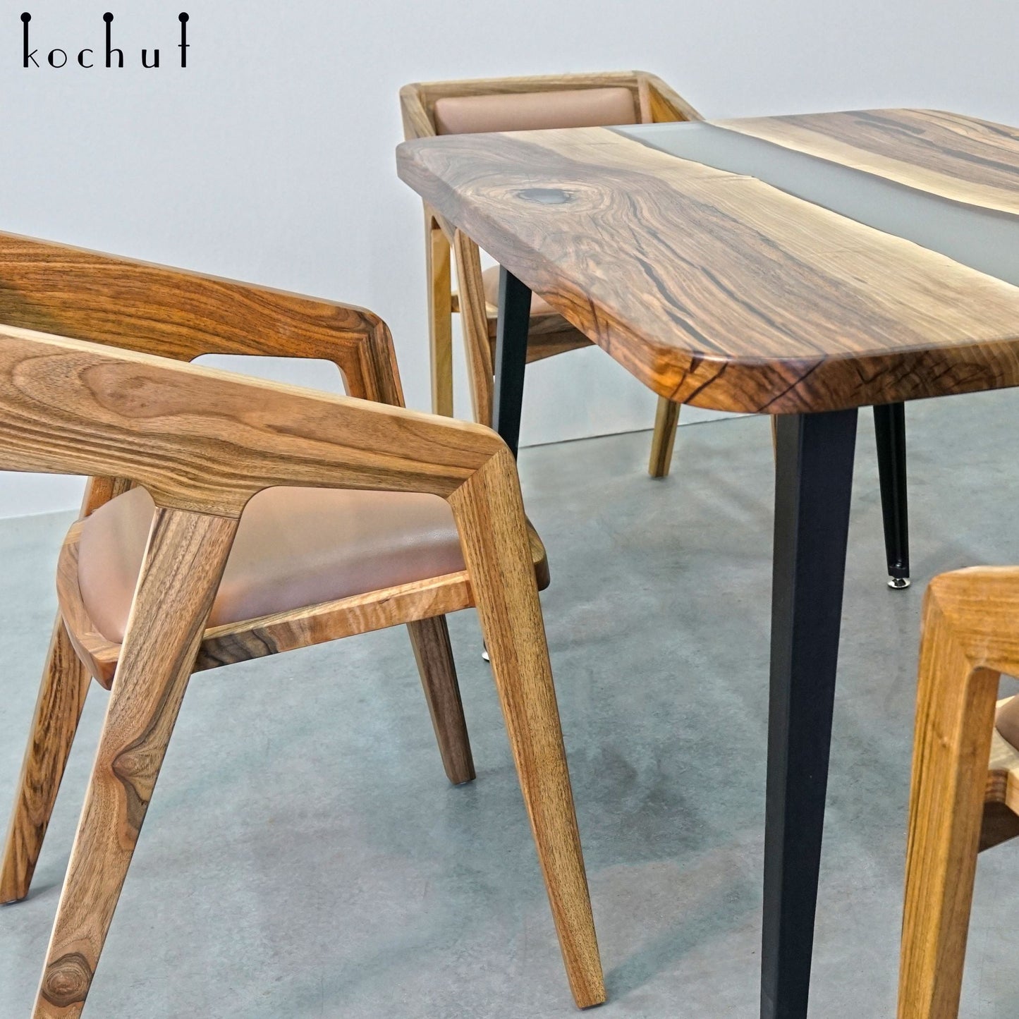 Perseus — Esstisch aus Holz und Epoxidharz