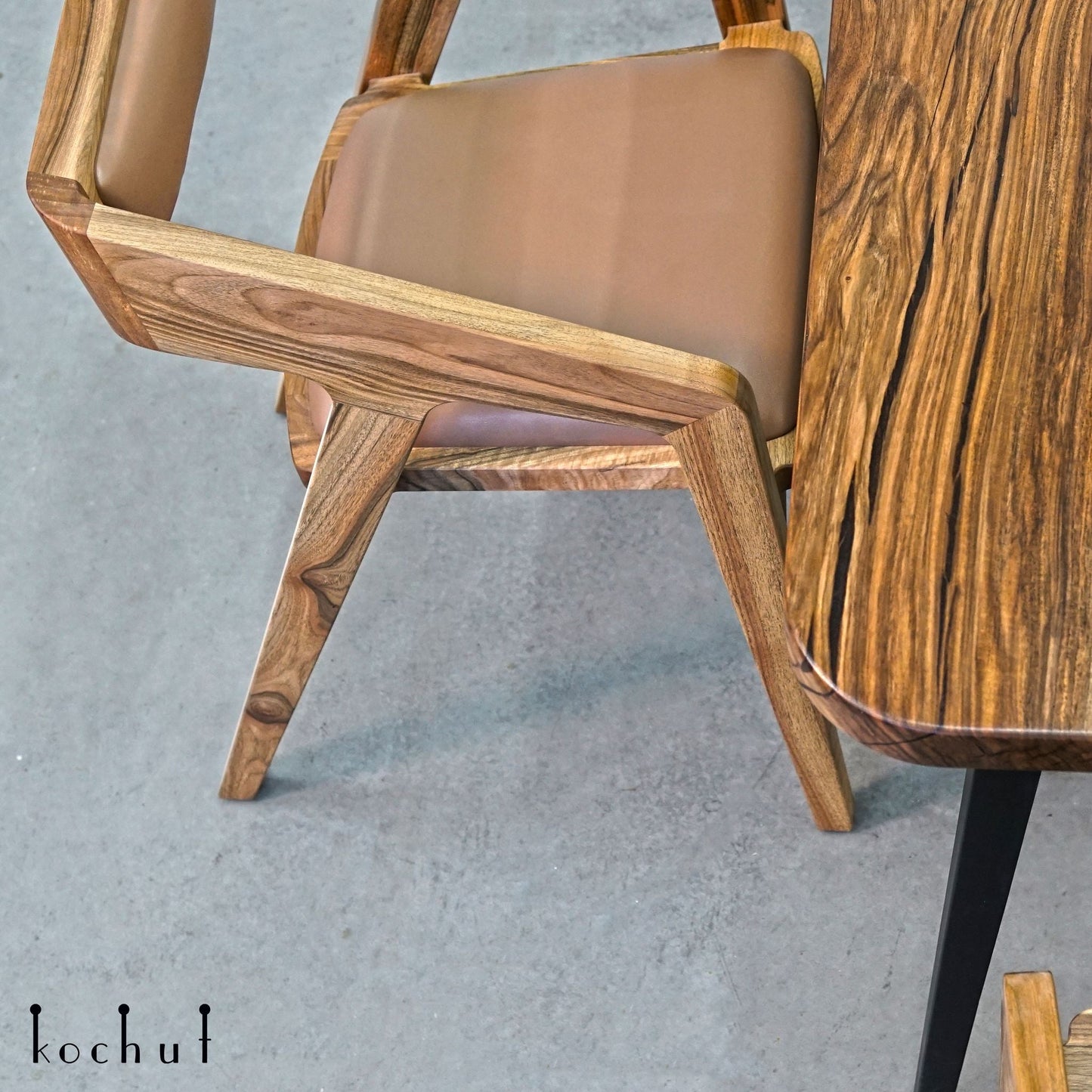 Perseus — Esstisch aus Holz und Epoxidharz