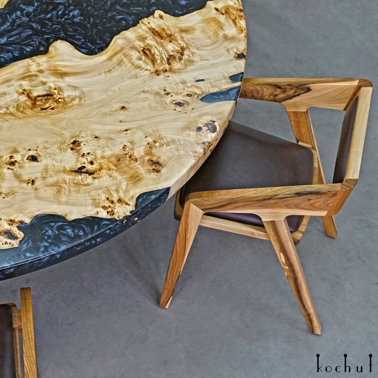 Morion — Esstisch aus Holz und Epoxidharz