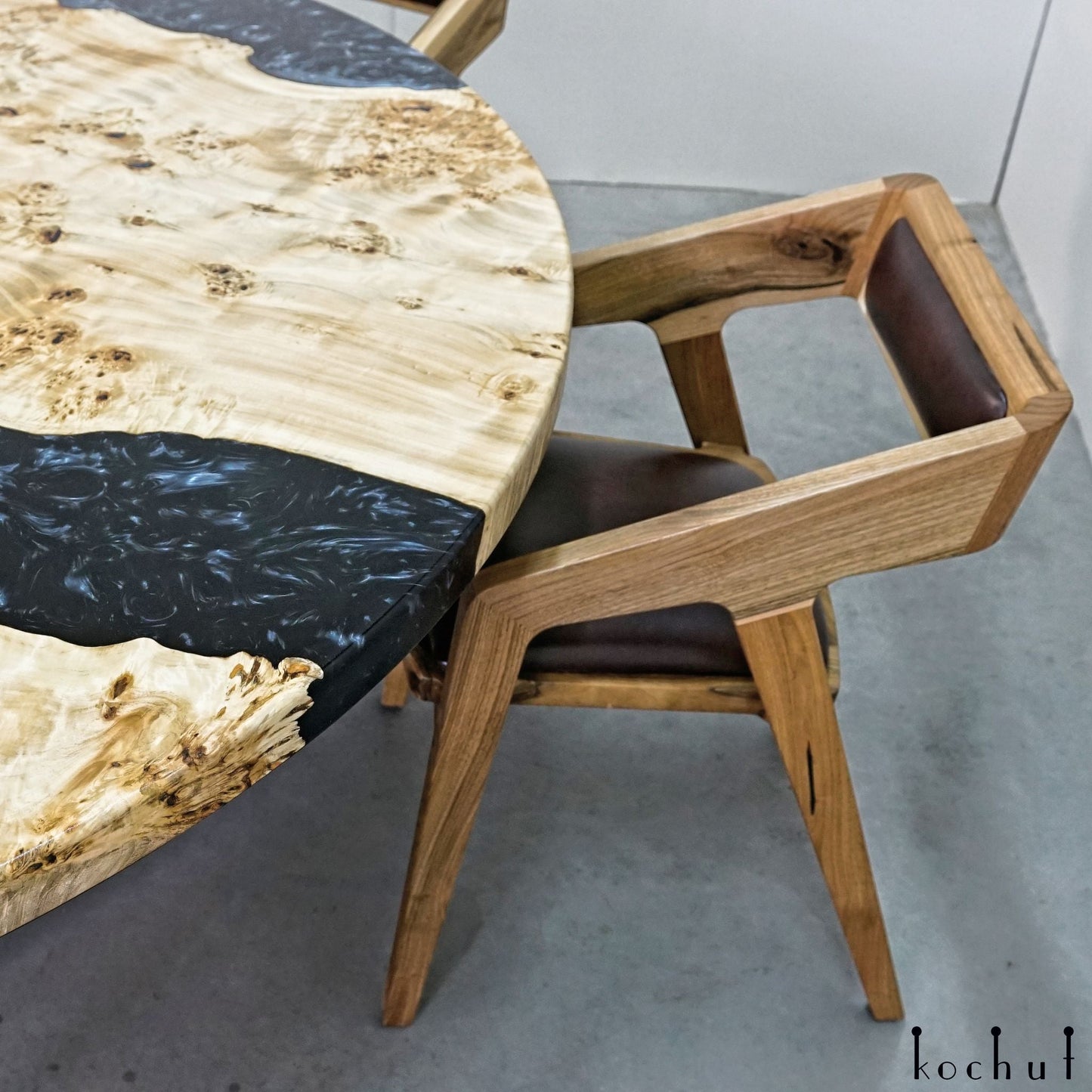 Morion — Esstisch aus Holz und Epoxidharz