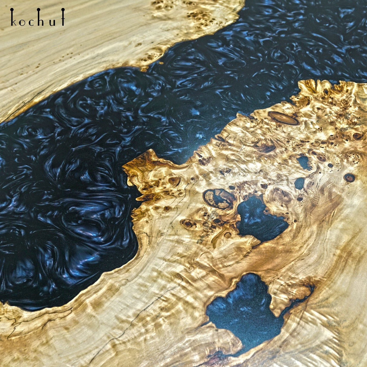 Morion — Esstisch aus Holz und Epoxidharz