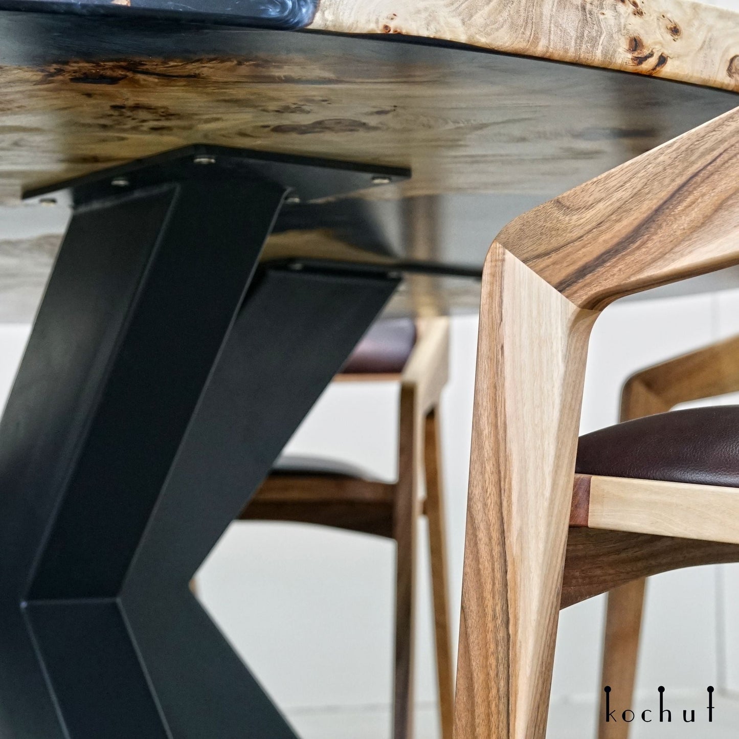 Morion — Esstisch aus Holz und Epoxidharz