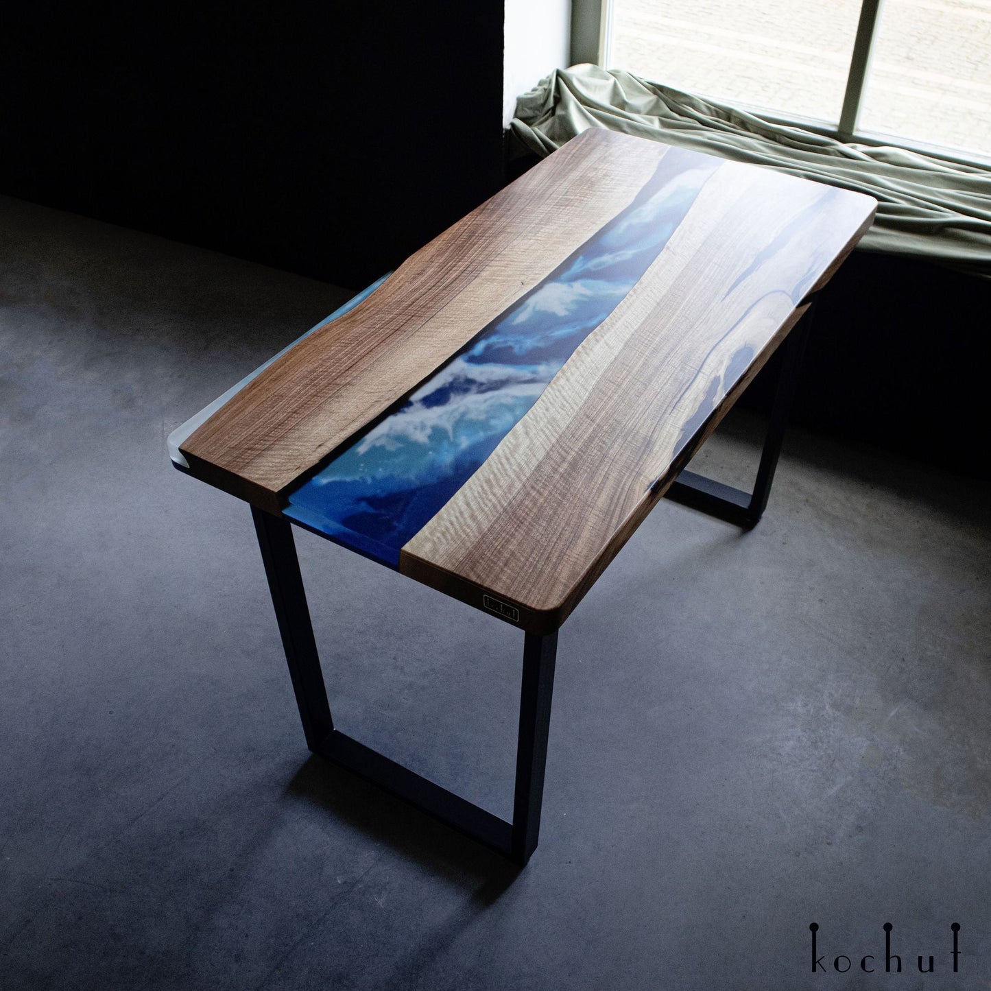 Bay — Esstisch aus Holz und Epoxidharz