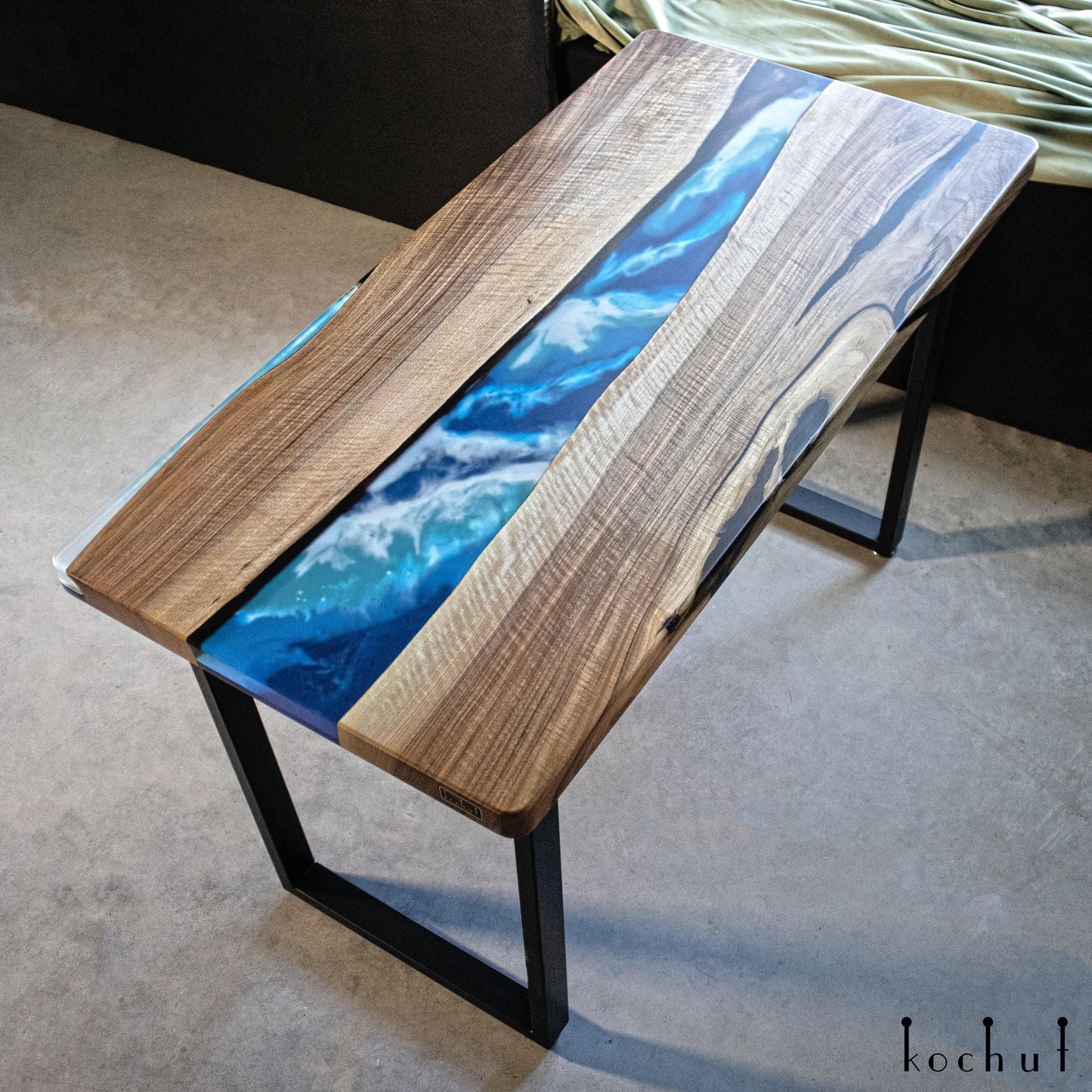 Bay — Esstisch aus Holz und Epoxidharz