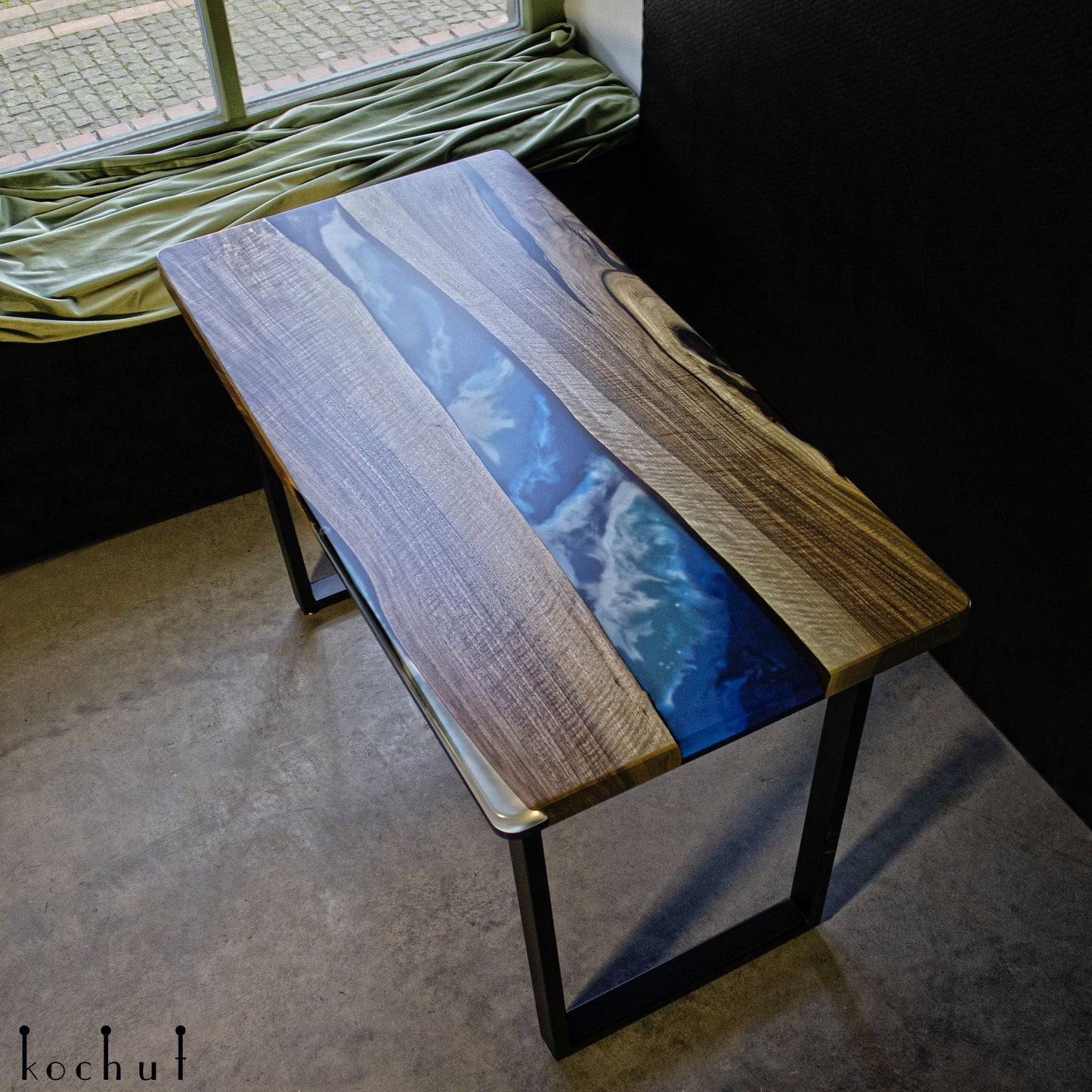Bay — Esstisch aus Holz und Epoxidharz