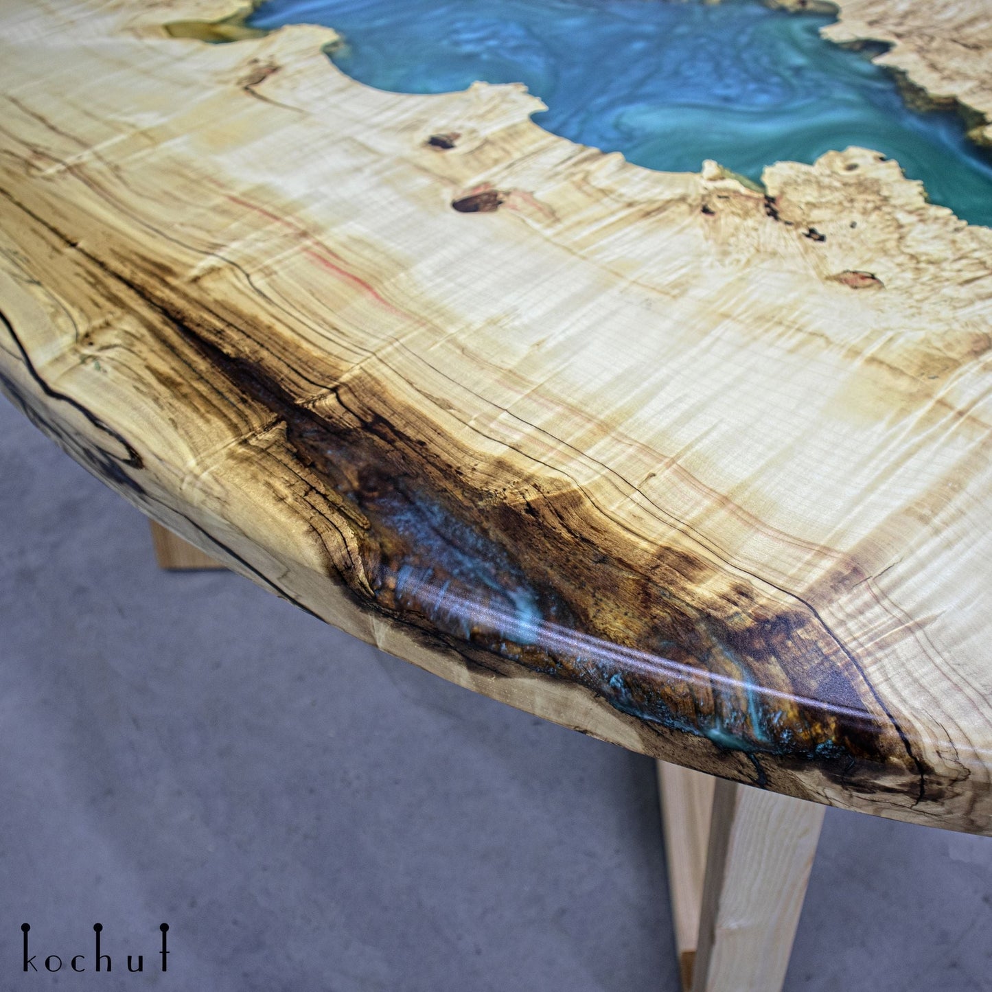 Okavango. Südmonsun — Esstisch aus Holz und Epoxidharz