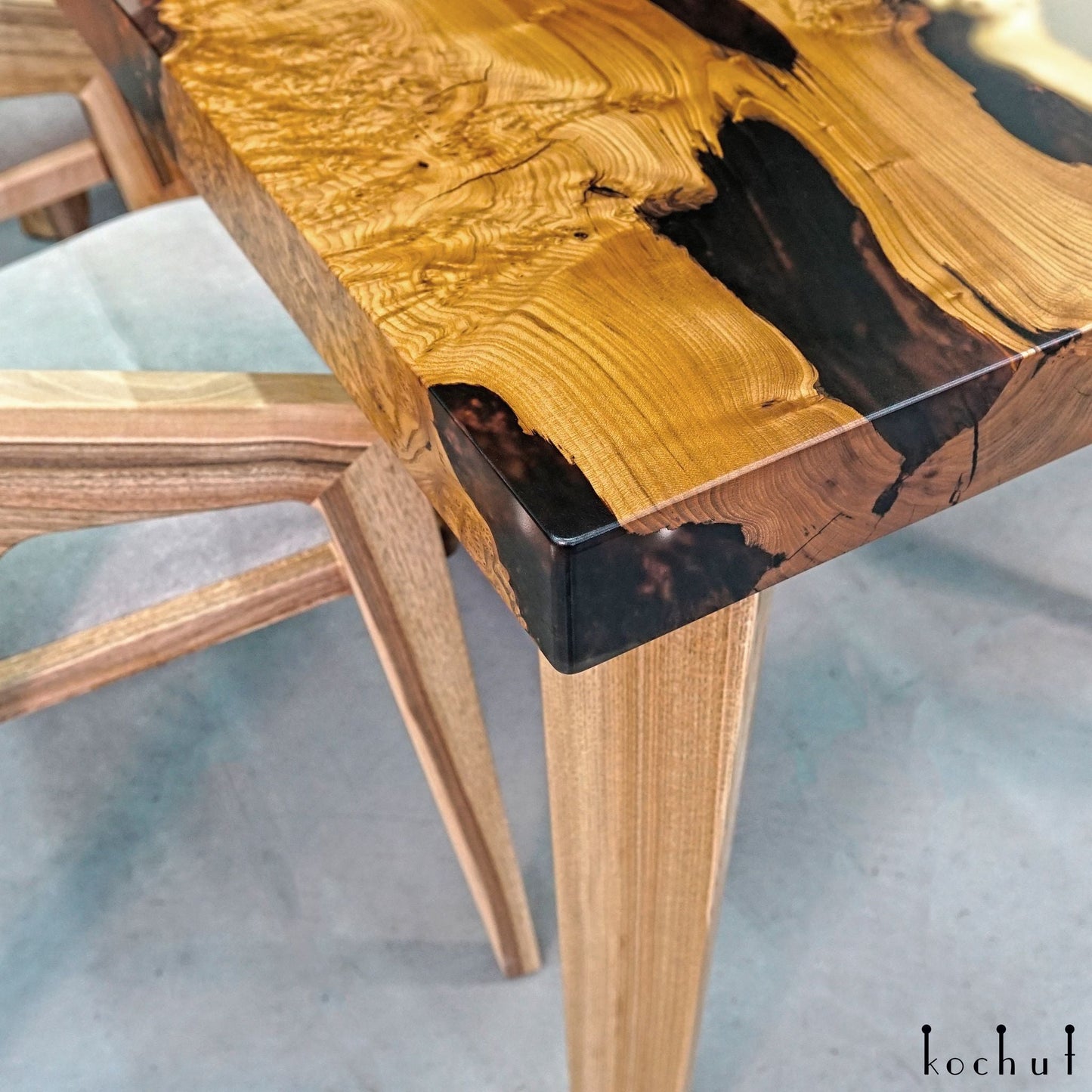 Cheetah — Esstisch aus Holz und Epoxidharz