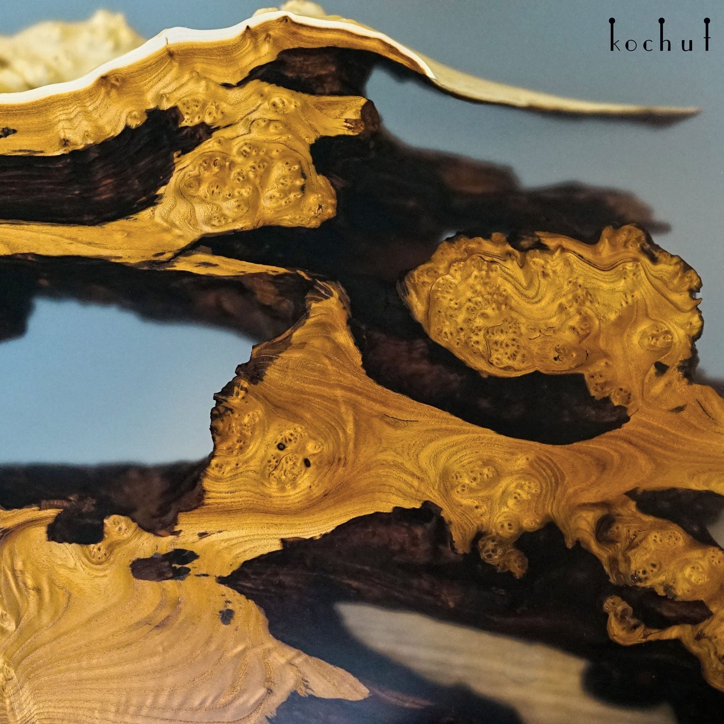 Cheetah — Esstisch aus Holz und Epoxidharz
