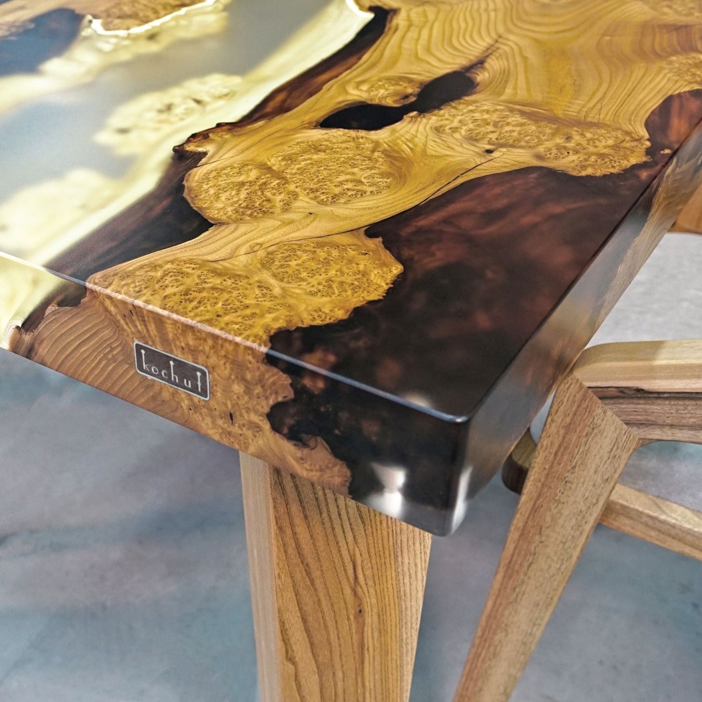 Cheetah — Esstisch aus Holz und Epoxidharz