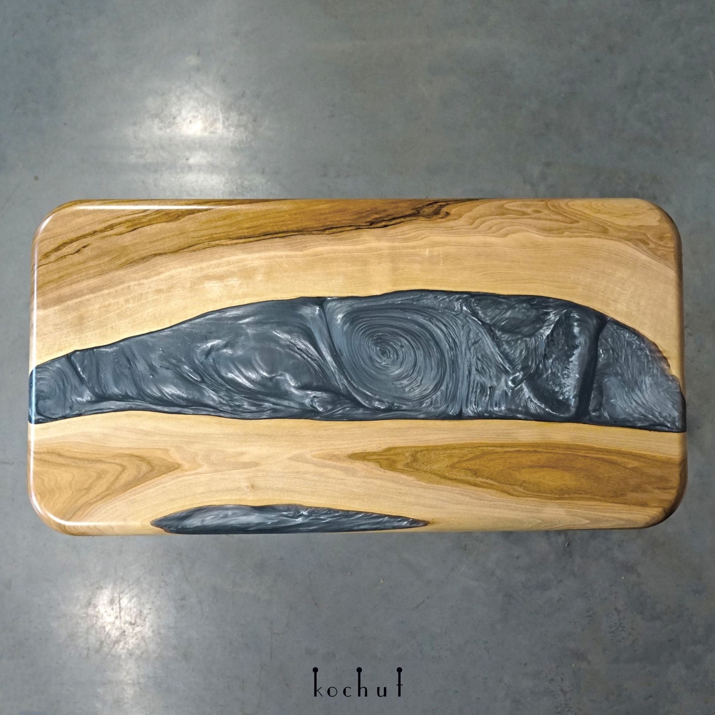 Morion — Couchtisch (mit Holzbeinen)