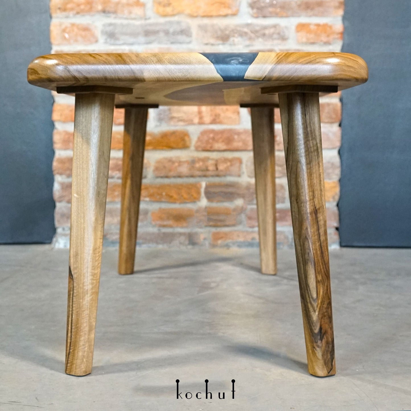 Morion — Couchtisch (mit Holzbeinen)