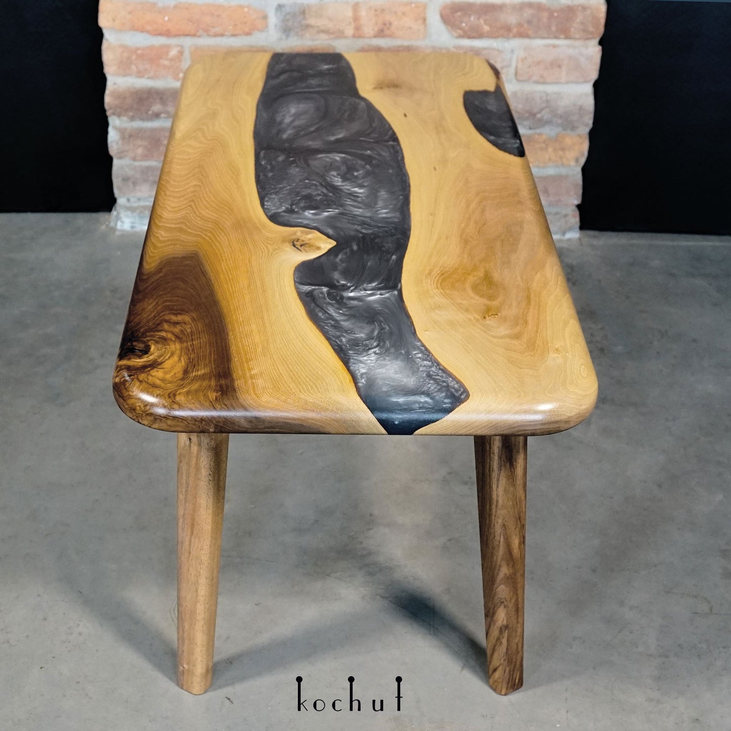 Morion — Couchtisch (mit Holzbeinen)