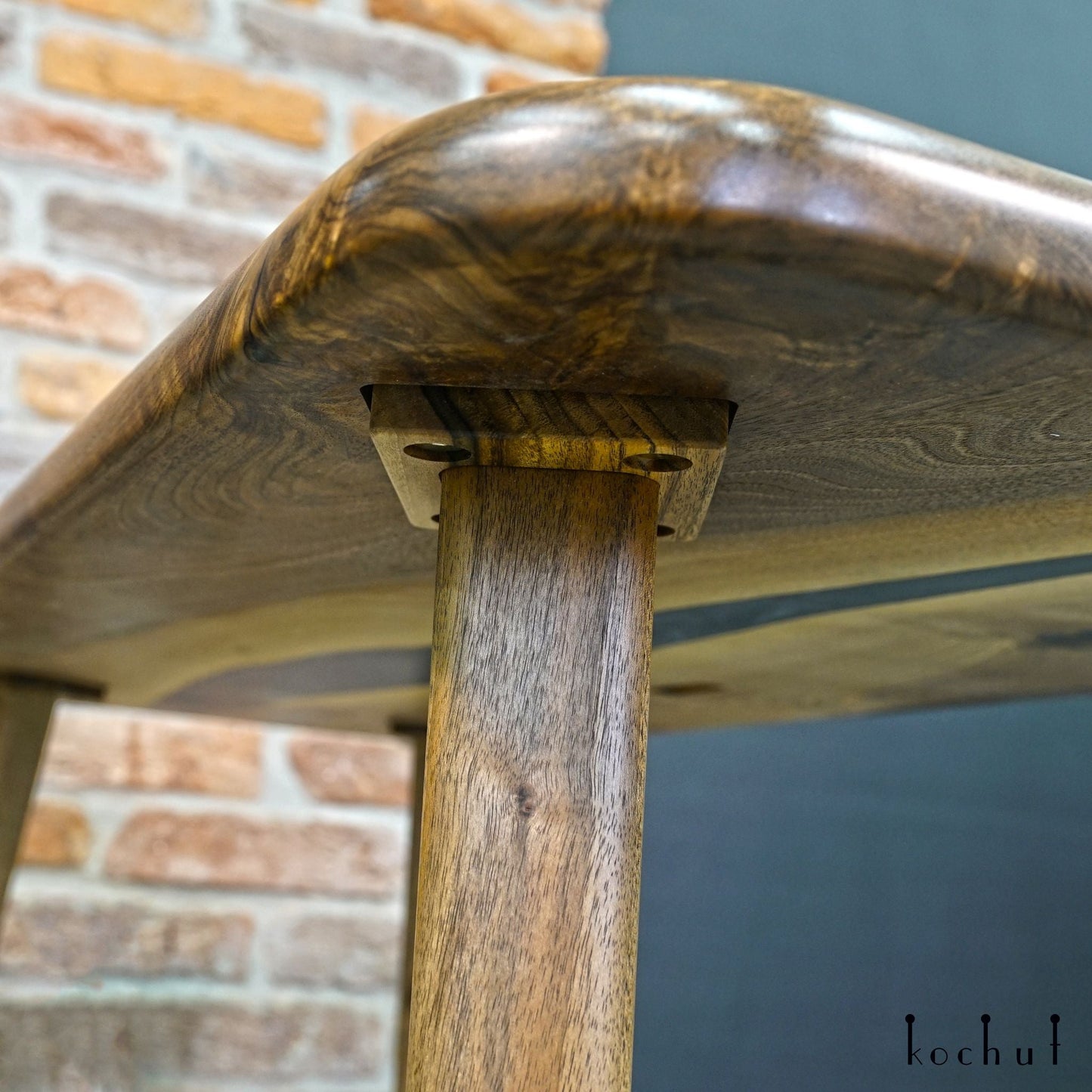 Morion — Couchtisch (mit Holzbeinen)