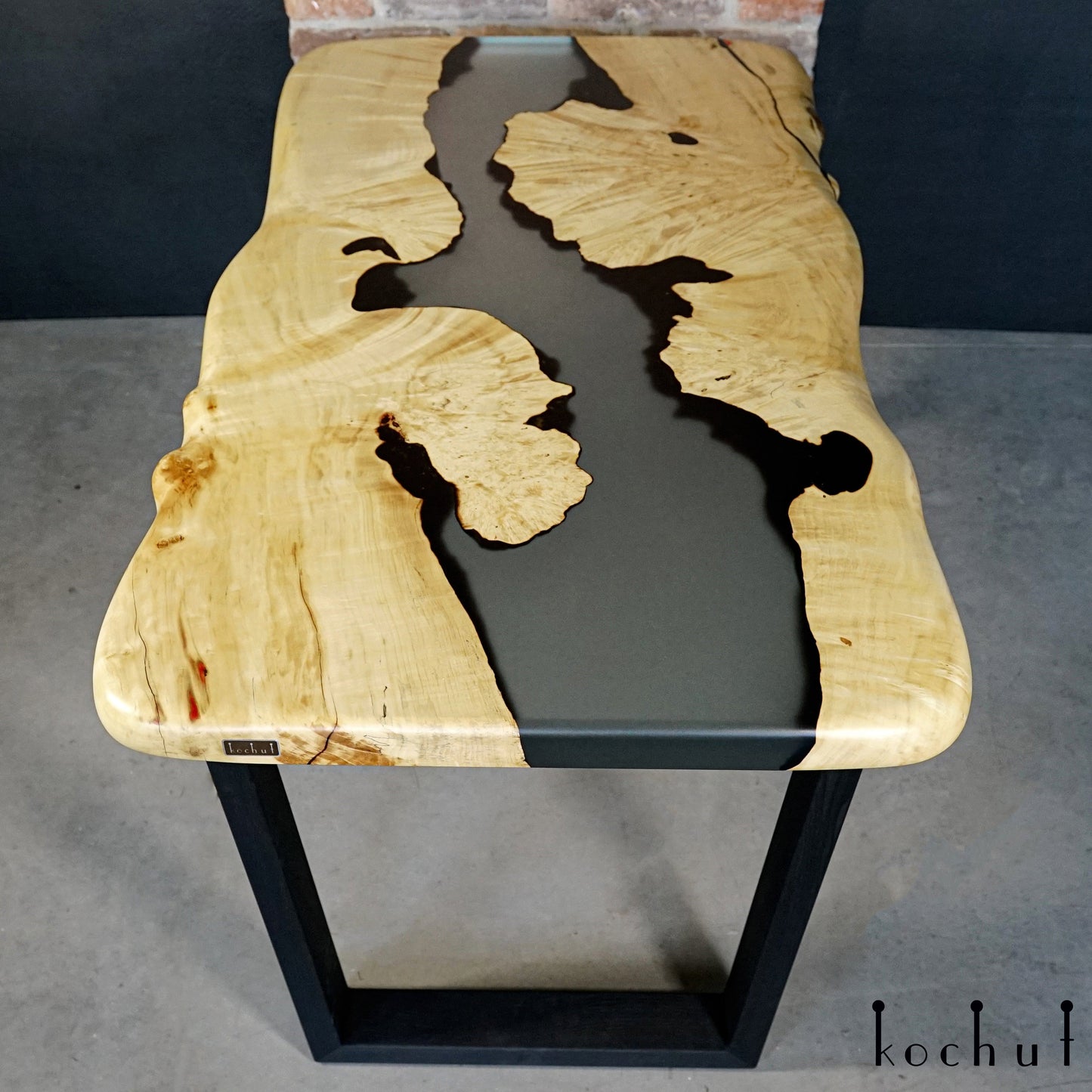 Bristol — Esstisch aus Holz und Epoxidharz