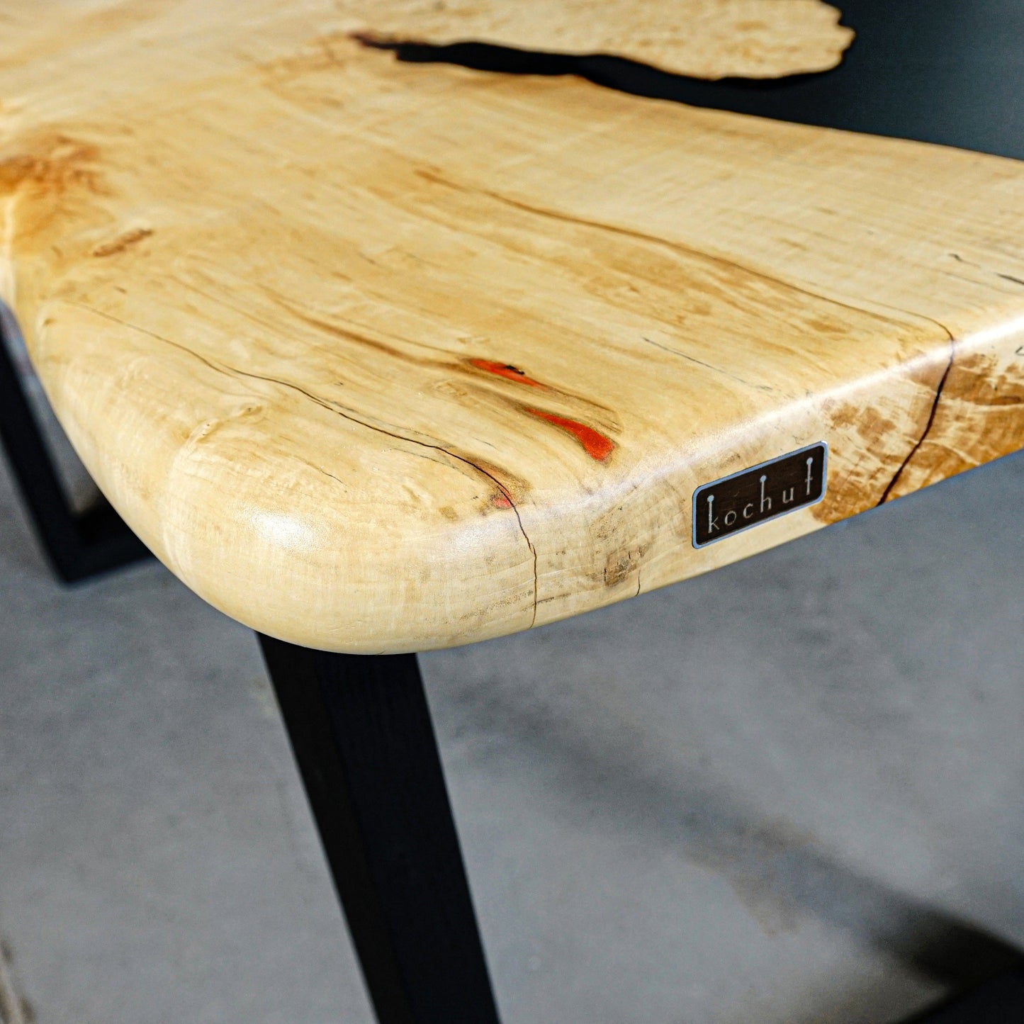 Bristol — Esstisch aus Holz und Epoxidharz