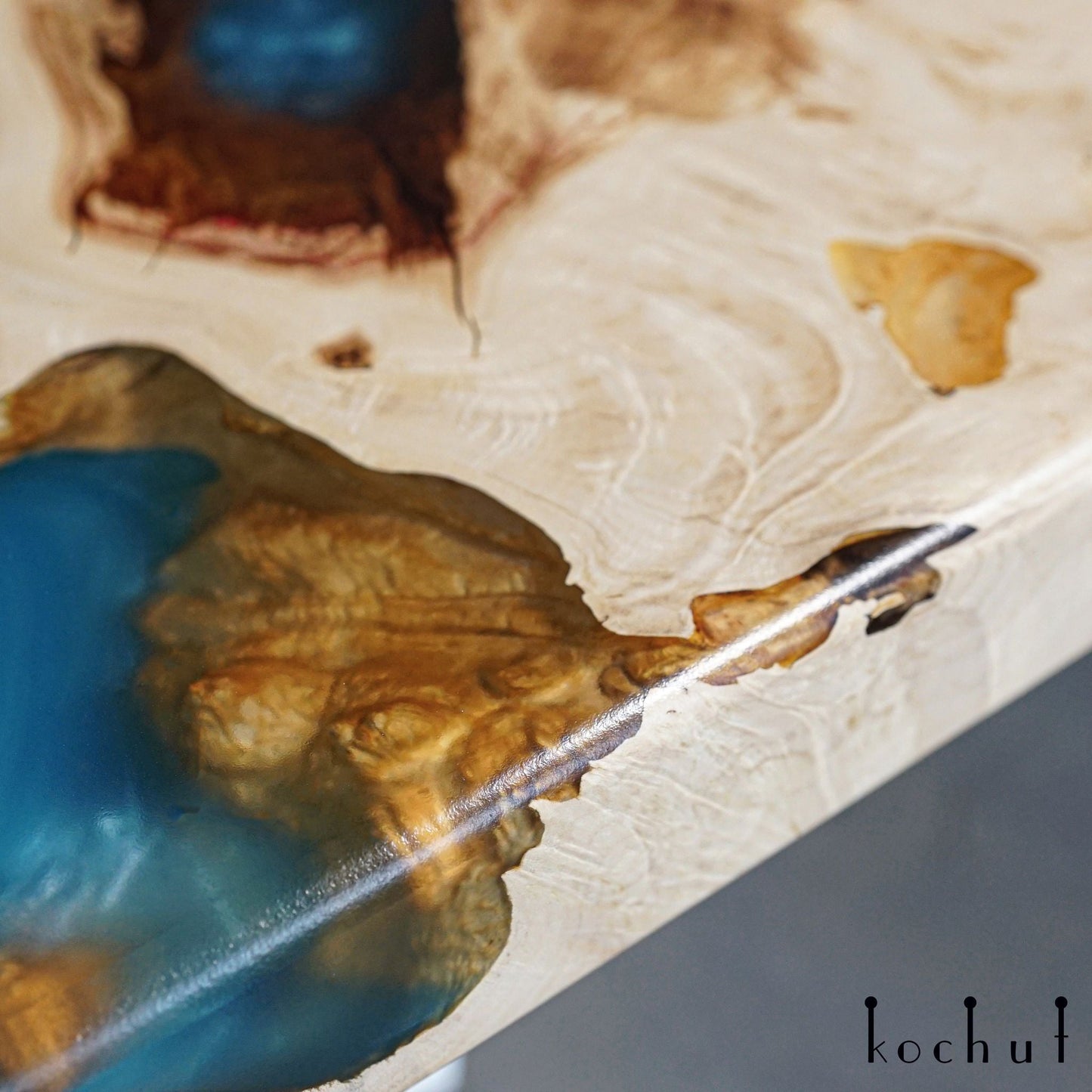 Larimar — Esstisch aus Holz und Epoxidharz