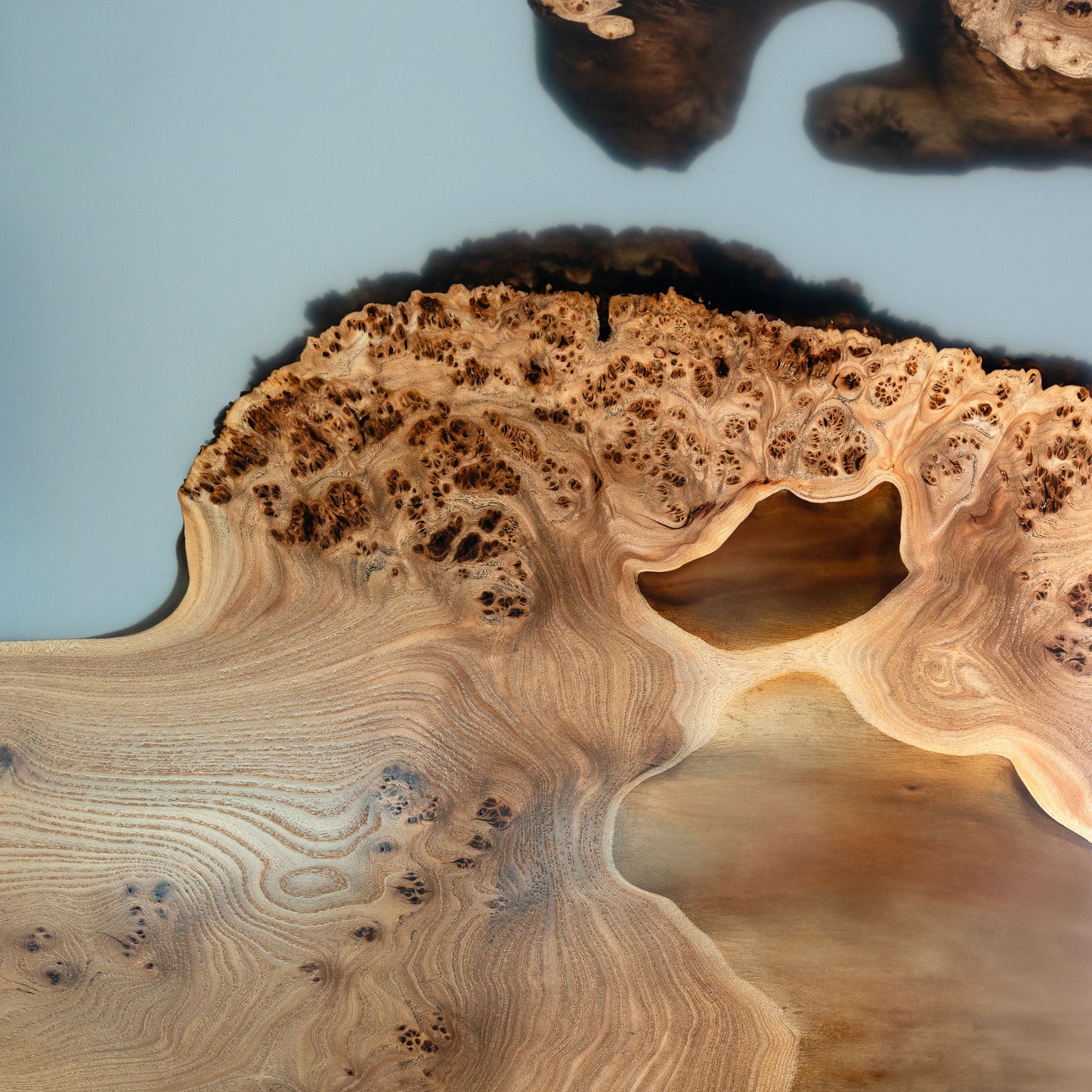 Albertini — Esstisch aus Holz und Epoxidharz