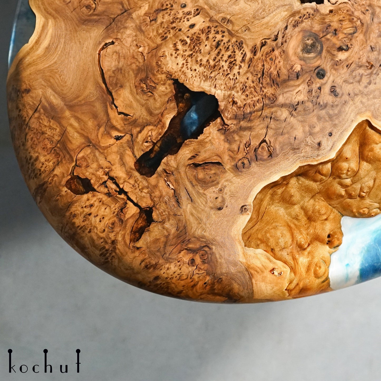 Atlantis — Couchtisch (mit Holzbeinen)
