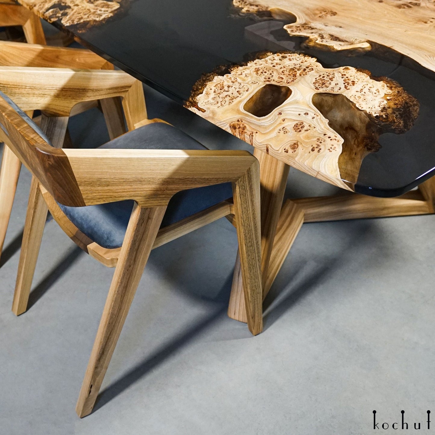 Orion — Esstisch aus Holz und Epoxidharz
