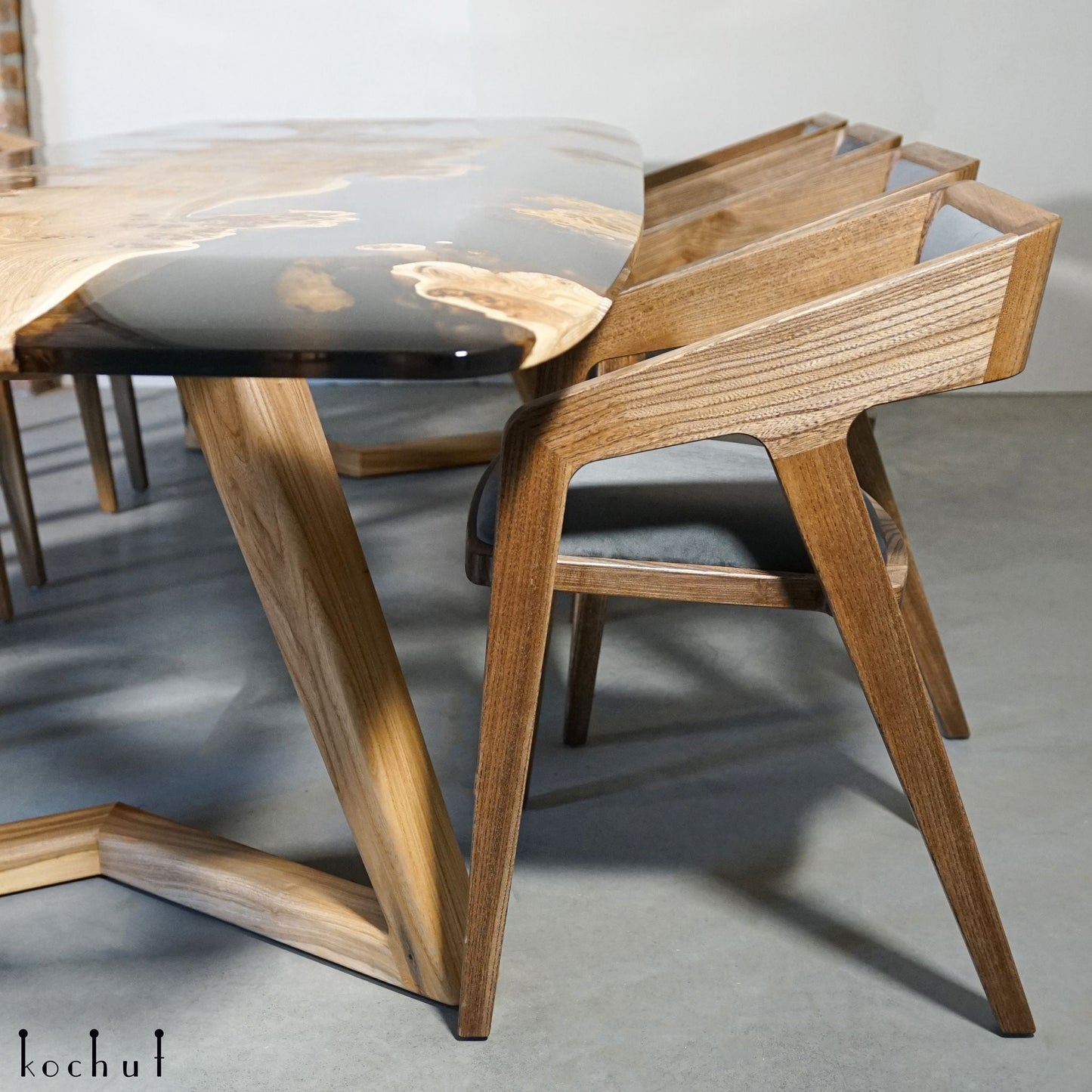 Orion — Esstisch aus Holz und Epoxidharz