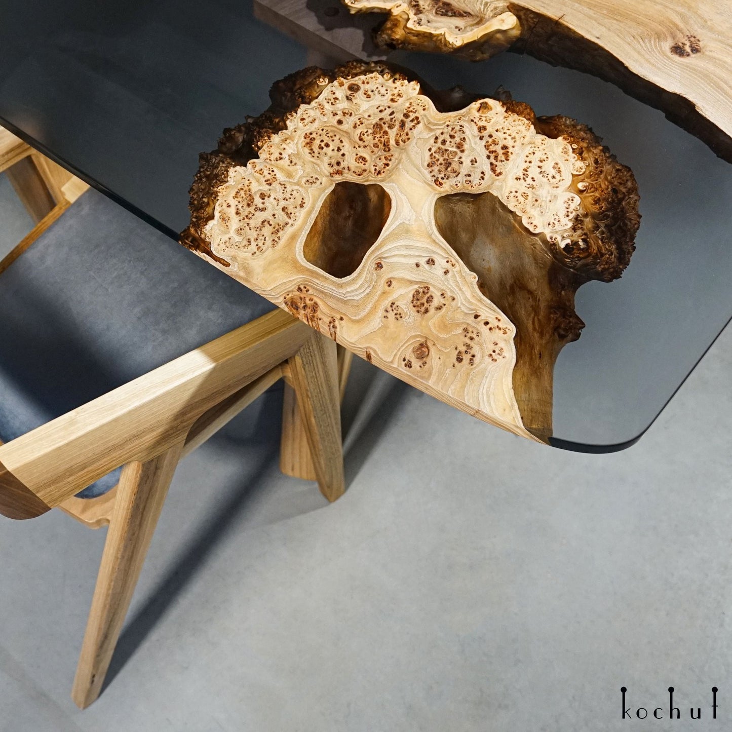 Orion — Esstisch aus Holz und Epoxidharz
