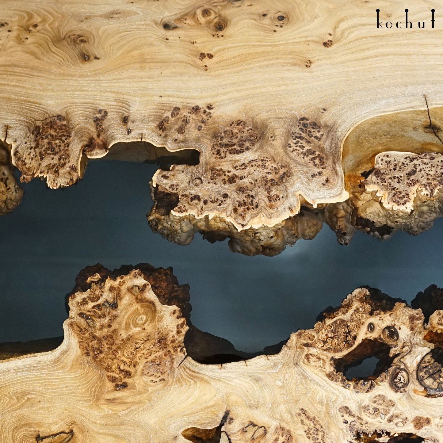 Orion — Esstisch aus Holz und Epoxidharz