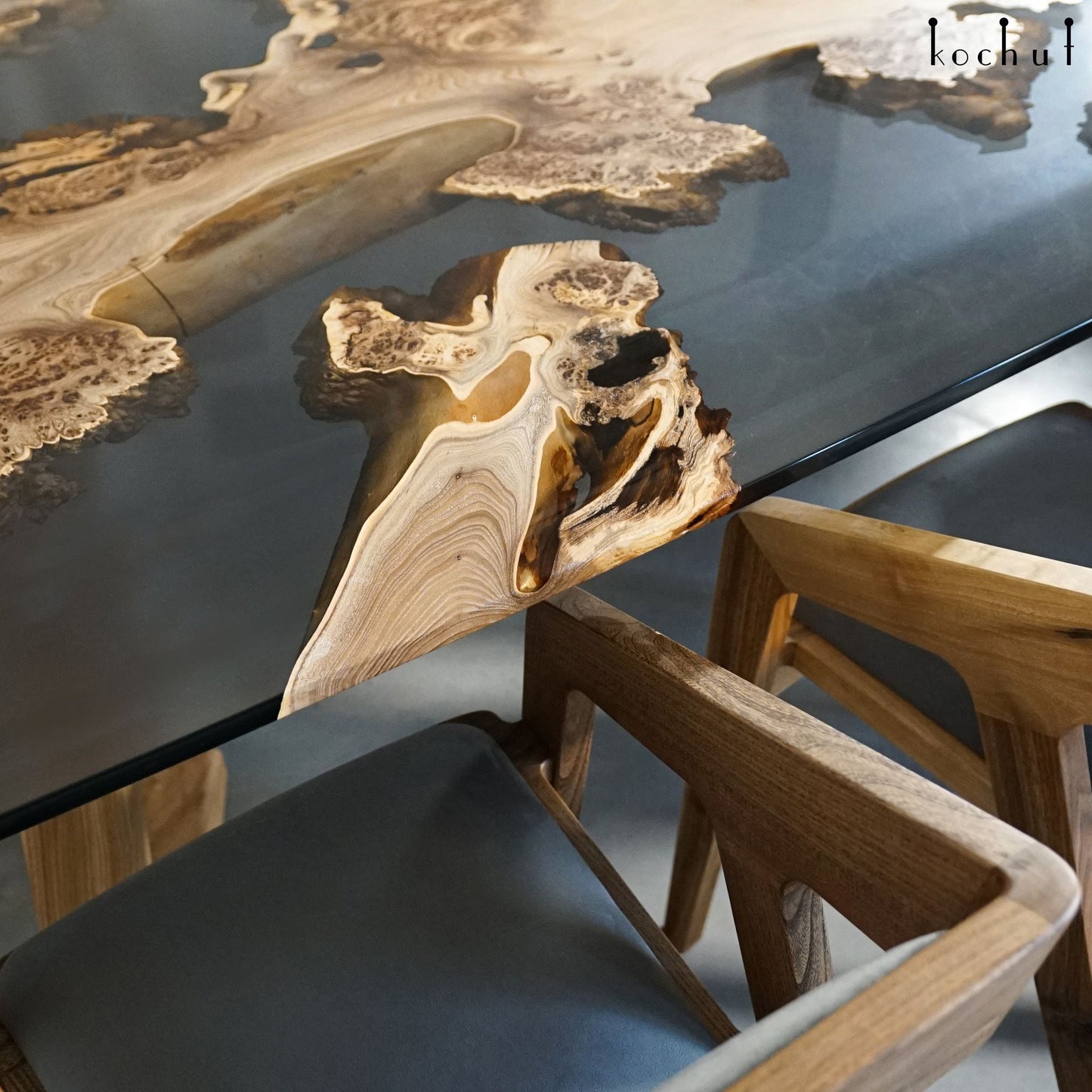 Orion — Esstisch aus Holz und Epoxidharz