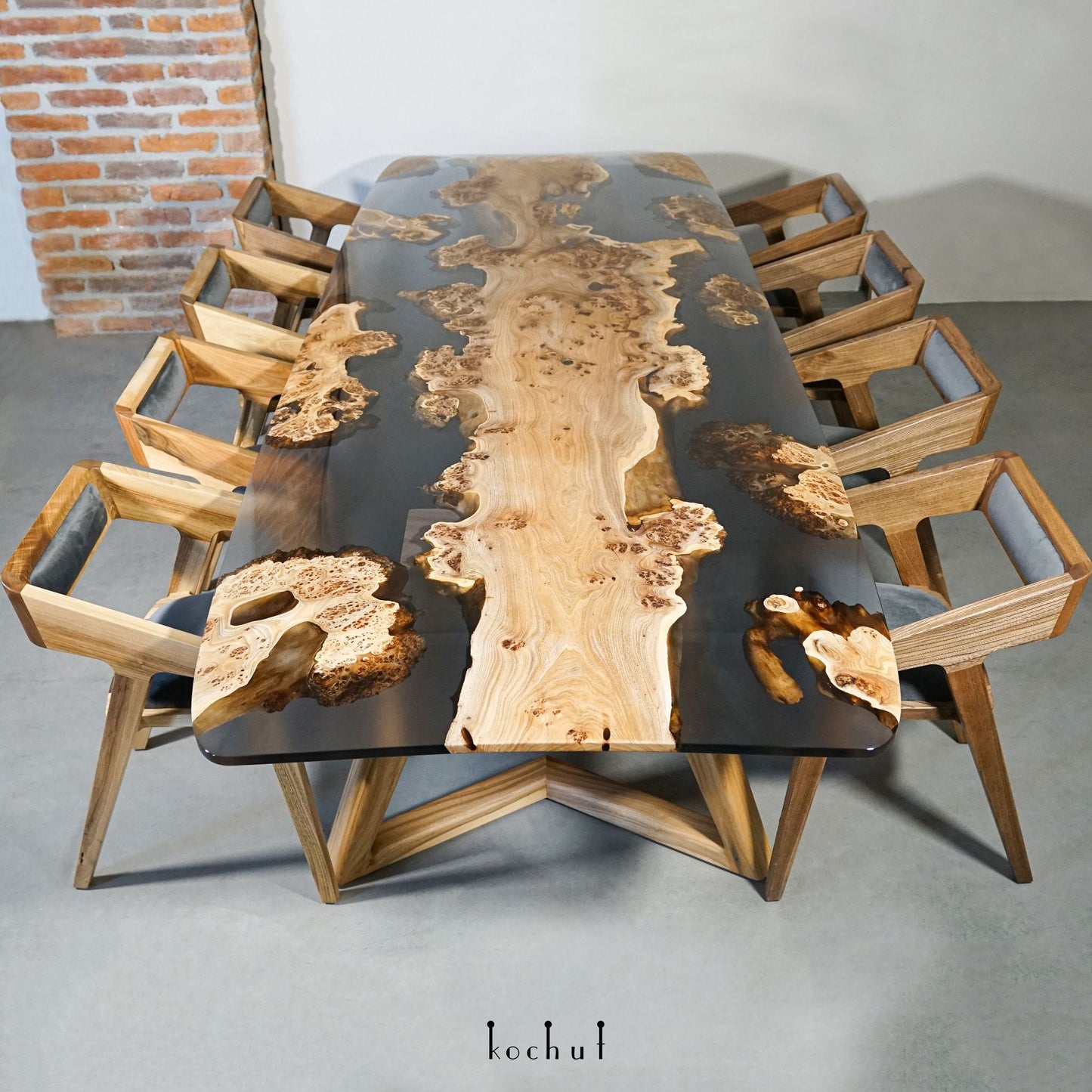 Orion — Esstisch aus Holz und Epoxidharz