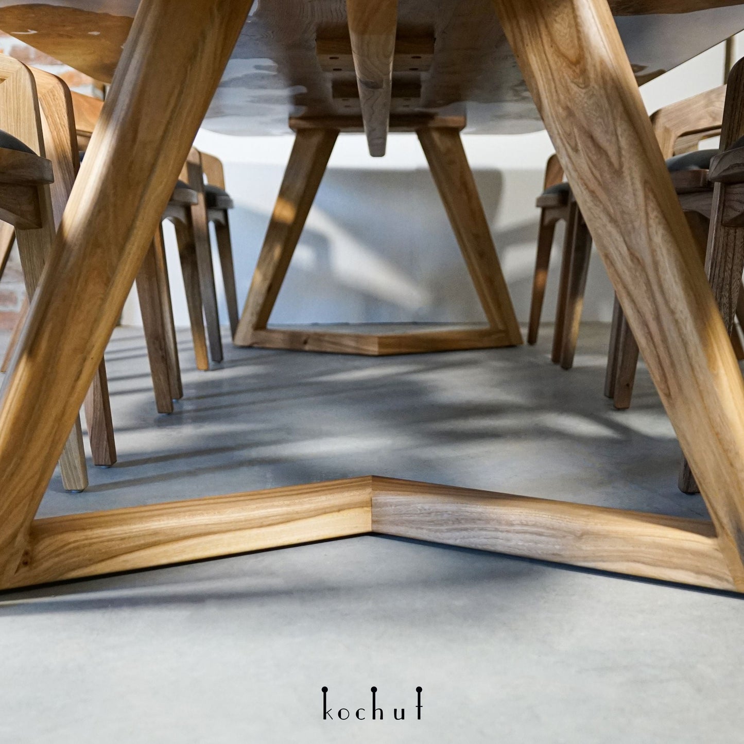 Orion — Esstisch aus Holz und Epoxidharz