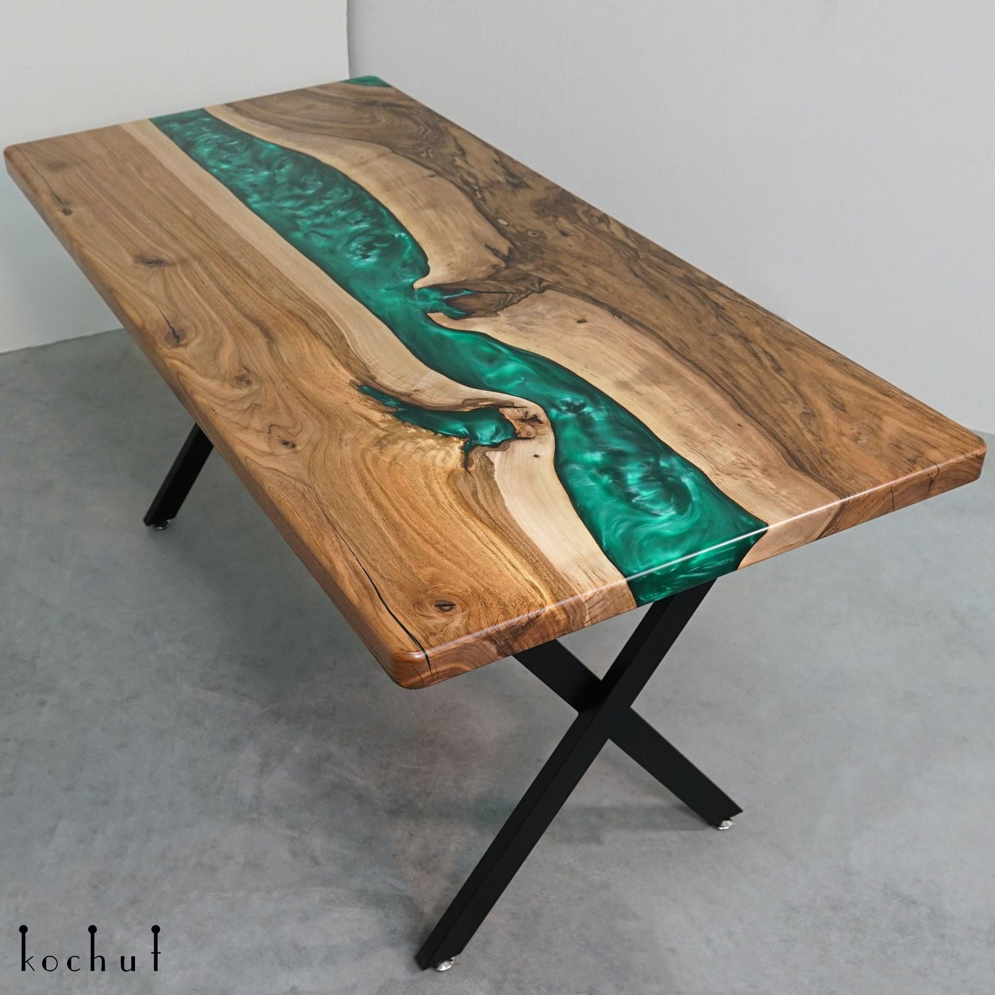 Greenwich Plattformen — Esstisch aus Holz und Epoxidharz