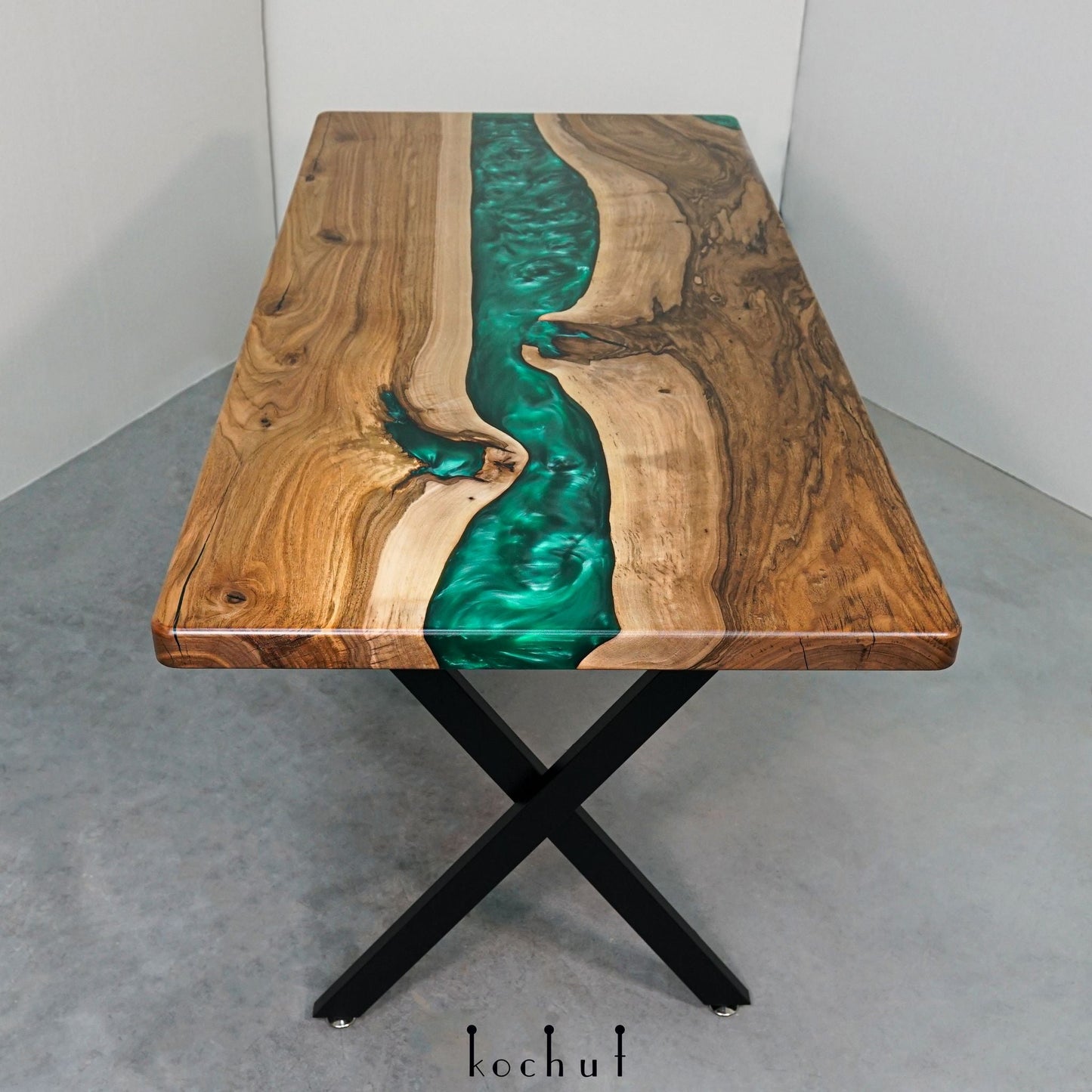 Greenwich Plattformen — Esstisch aus Holz und Epoxidharz