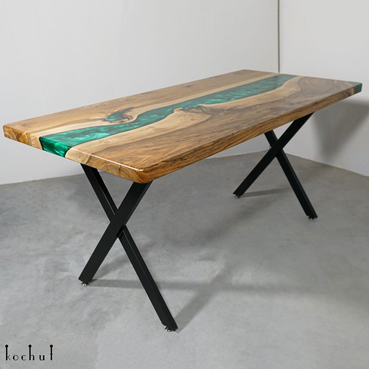Greenwich Plattformen — Esstisch aus Holz und Epoxidharz