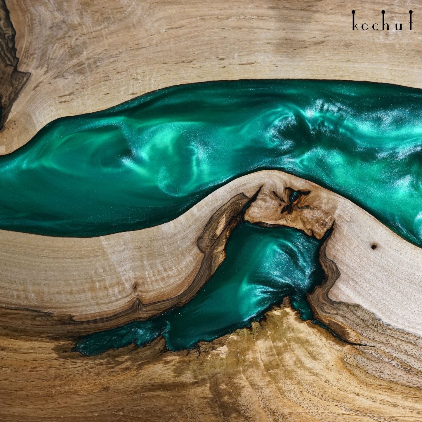 Greenwich Plattformen — Esstisch aus Holz und Epoxidharz