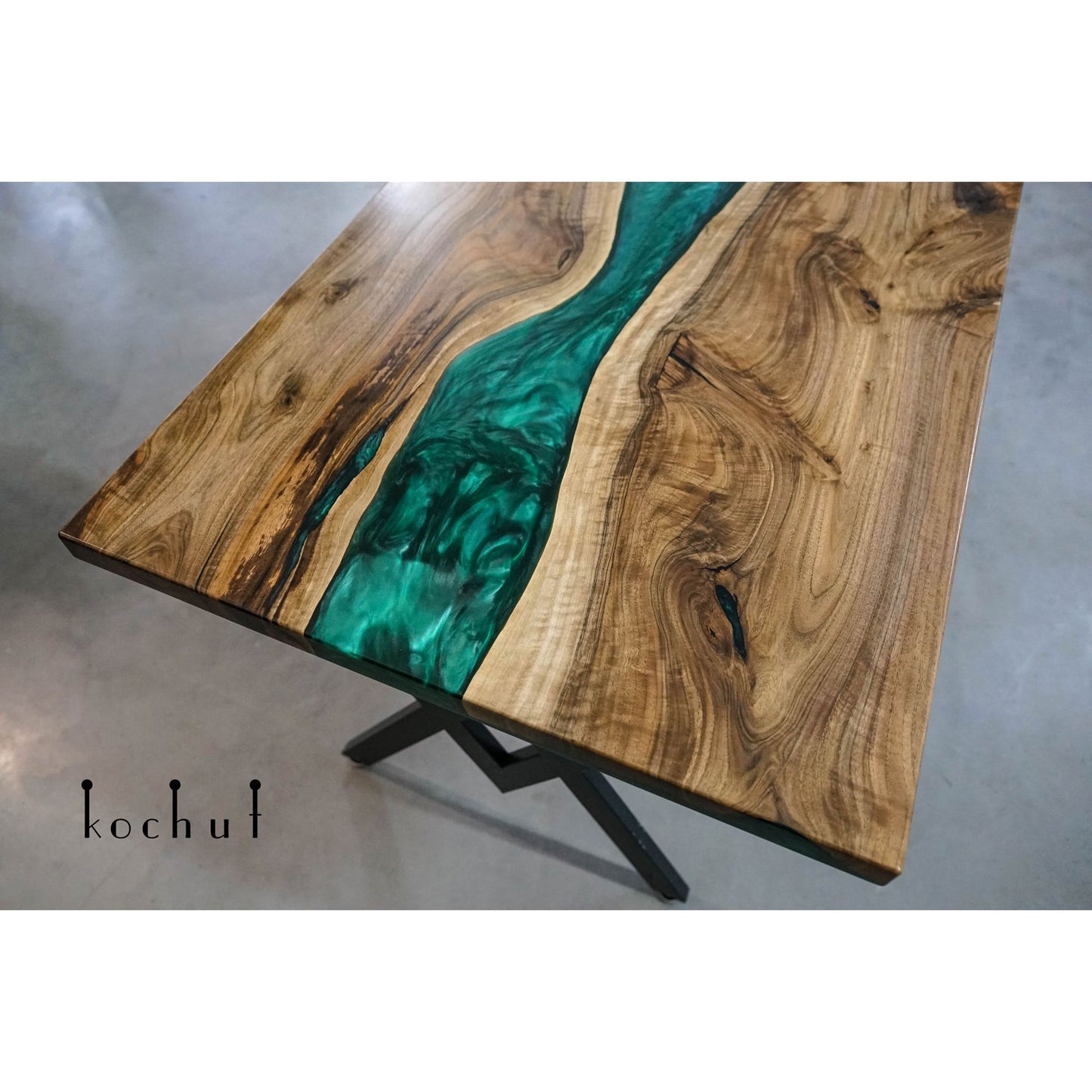 Greenwich Plattformen — Esstisch aus Holz und Epoxidharz