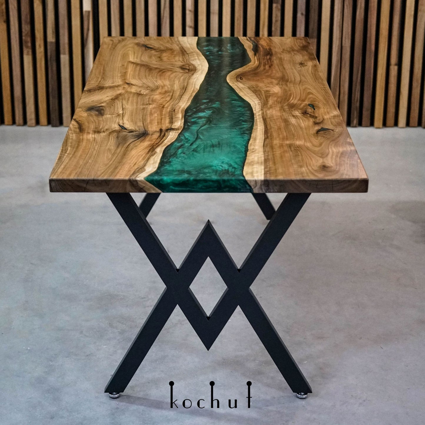 Greenwich Plattformen — Esstisch aus Holz und Epoxidharz